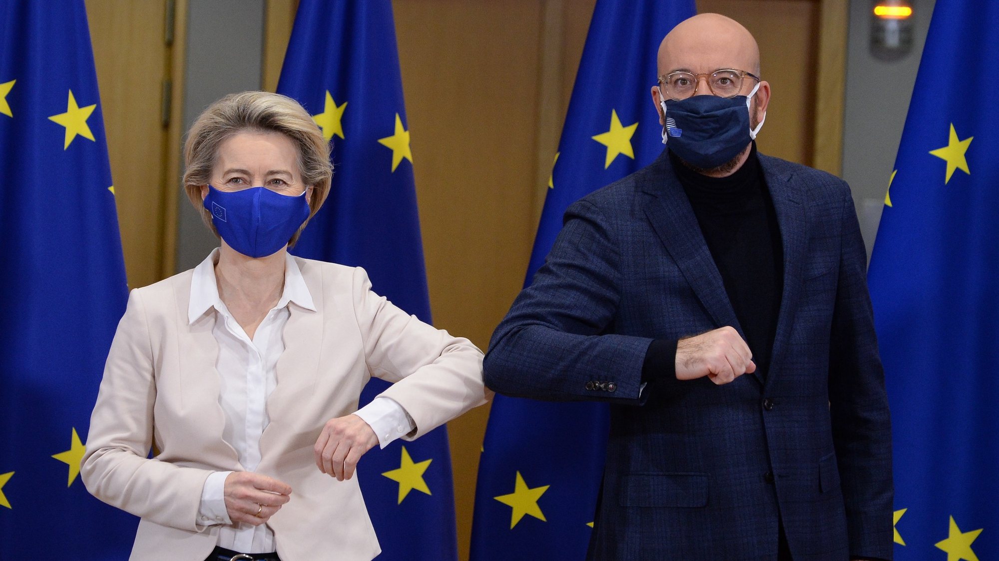 epa08910818 European Commission President Ursula von der Leyen (L) and European Council President Charles Michel bump elbows after signing Brexit trade agreement due to come into force on 01 January 2021, in Brussels, Belgium, 30 December 2020.  EPA/JOHANNA GERON / POOL