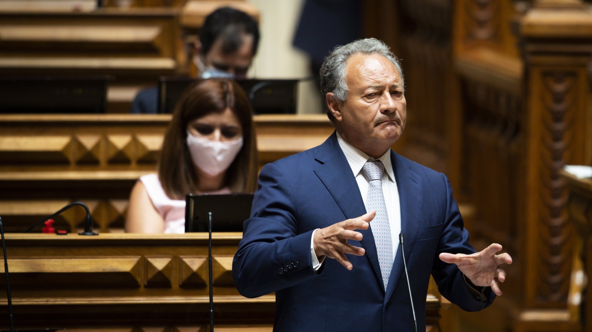 O deputado do Partido Social Democrata (PSD), Adão Silva, usa da palavra durante o debate quinzenal, na Assembleia da República, em Lisboa, 03 de junho de 2020. JOSÉ SENA GOULÃO/LUSA