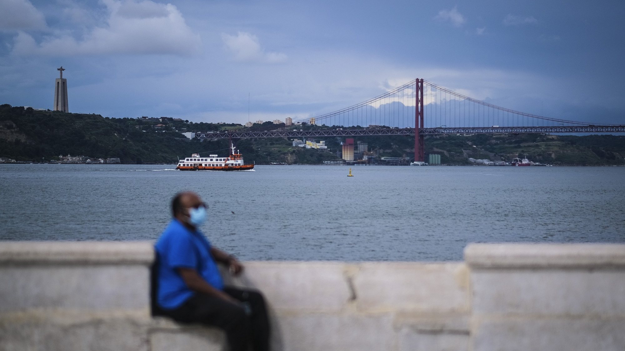 Um cacilheiro atravessa o rio Tejo, em Lisboa, em Lisboa, 18 de junho de 2021. O Governo decidiu proibir as deslocações de e para a Área Metropolitana de Lisboa (AML) no fim de semana devido à subida dos casos de covid-19 neste território. MÁRIO CRUZ/LUSA