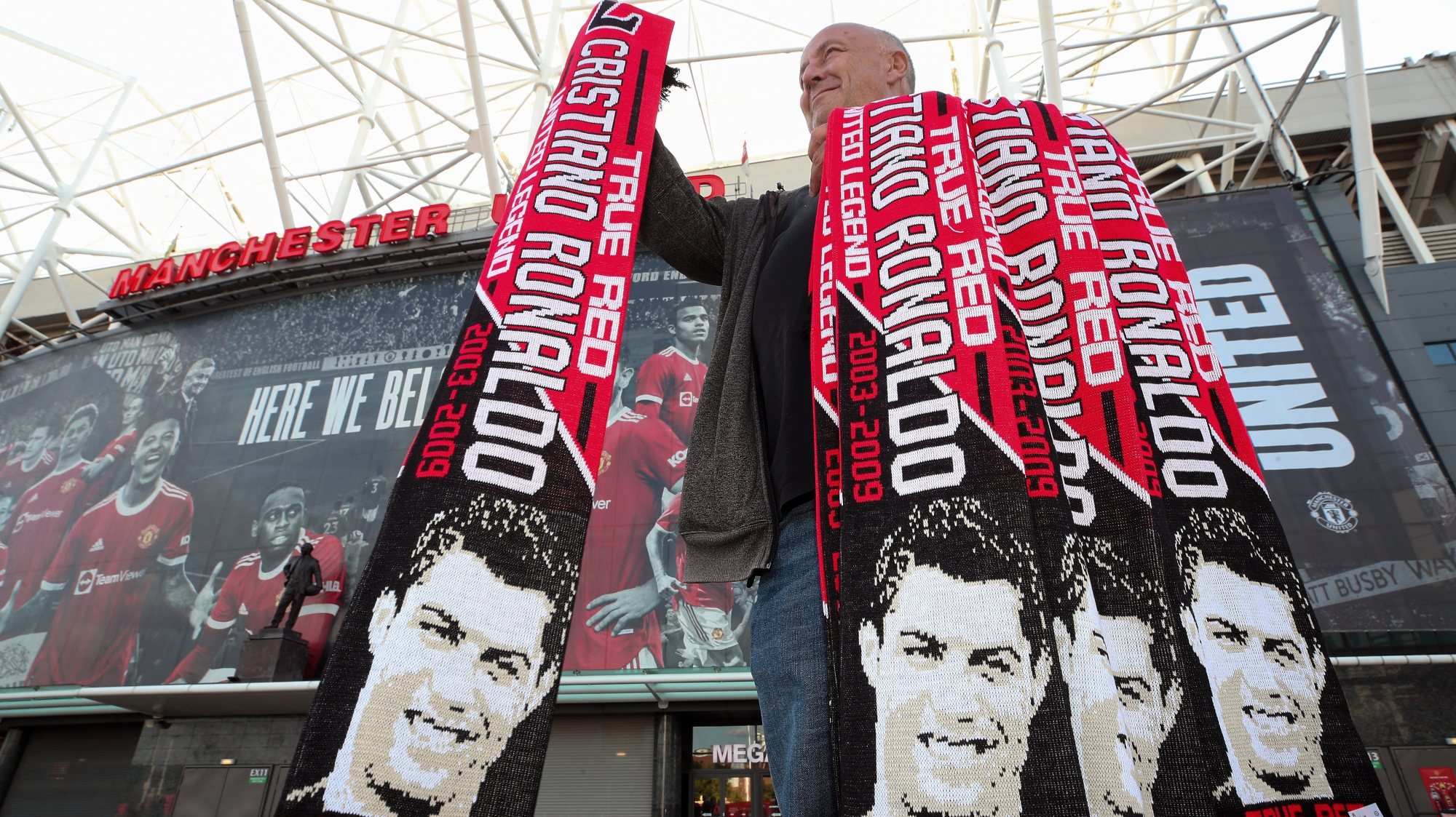 Anúncio do regresso de Ronaldo a Old Trafford gerou uma euforia como há muito não se via em Old Trafford (e os vendedores agradecem)