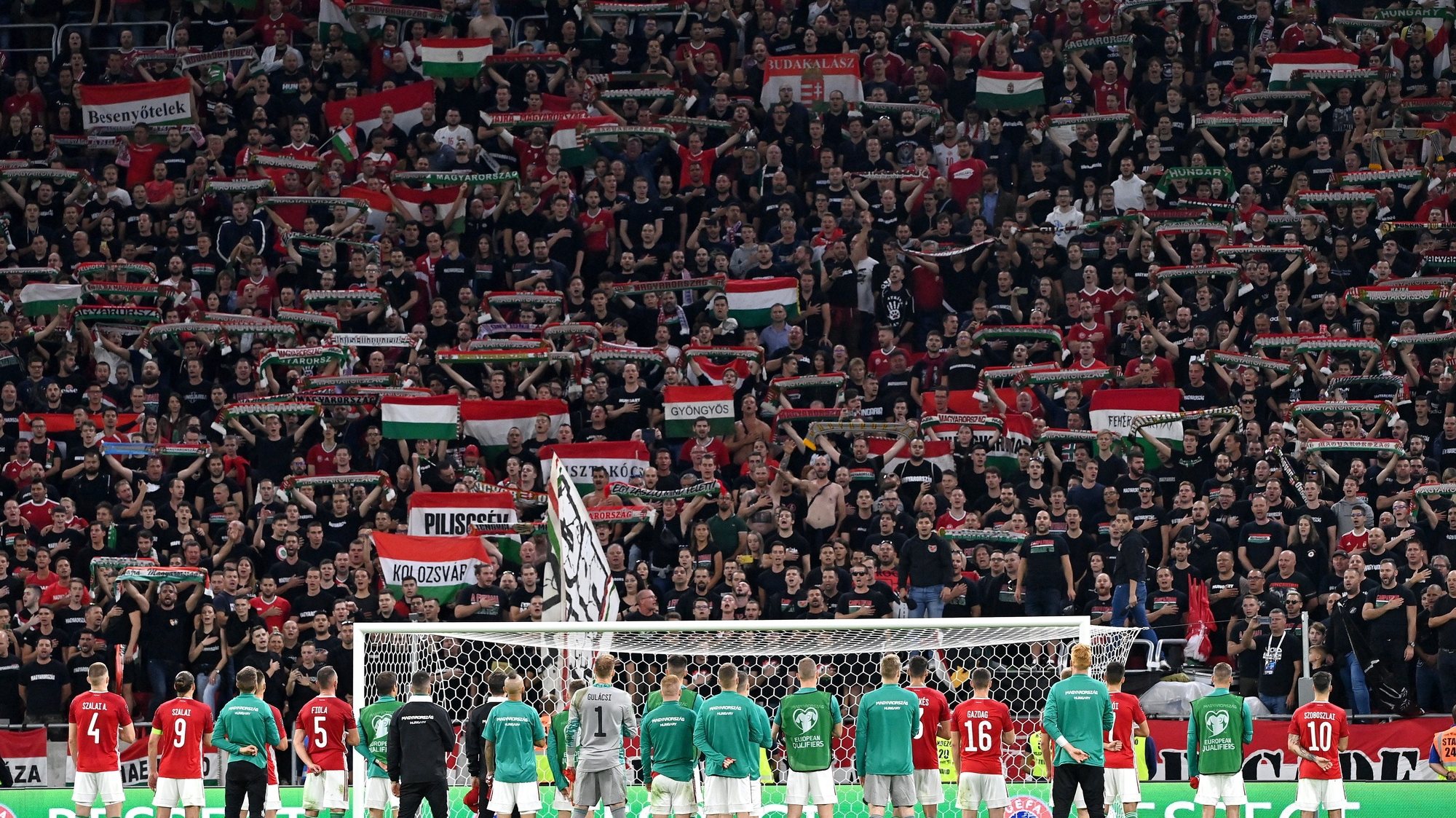 epa09444070 Players of Hungary greet their fans after they lost 4-0 to England in the FIFA World Cup Qatar 2022 qualifying Group I soccer match Hungary vs England at Puskas Ferenc Arena in Budapest, Hungary, 02 September 2021.  EPA/Tibor Illyes HUNGARY OUT