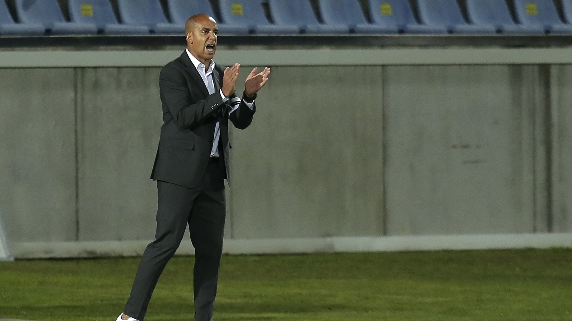 O treinador do Vitória de Guimarães, Pepa, reage durante o jogo da 6ª jornada da Primeira Liga de futebol contra o Arouca disputado no Estádio Municipal de Arouca, 18 de setembro de 2021. MANUEL FERNANDO ARAUJO/LUSA