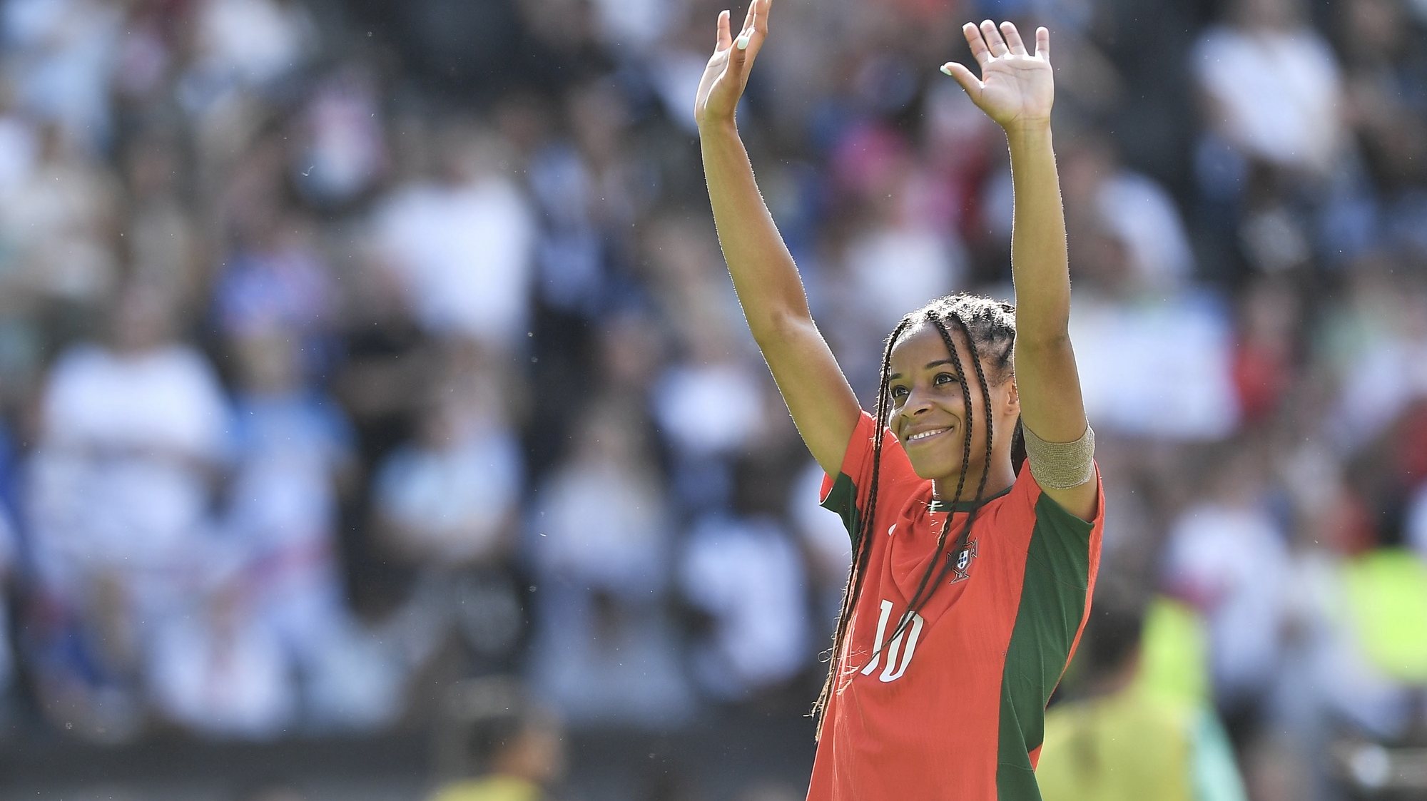 epa10721257 Jessica Silva of Portugal waves to the fans during the international friendly between England and Portugal in Milton Keynes, Britain 01 July 2023. Both teams are preparing for the FIFA Women&#039;s World Cup 2023 in Australia and New Zealand which will kick-off on 20 July 2023.  EPA/VINCE MIGNOTT