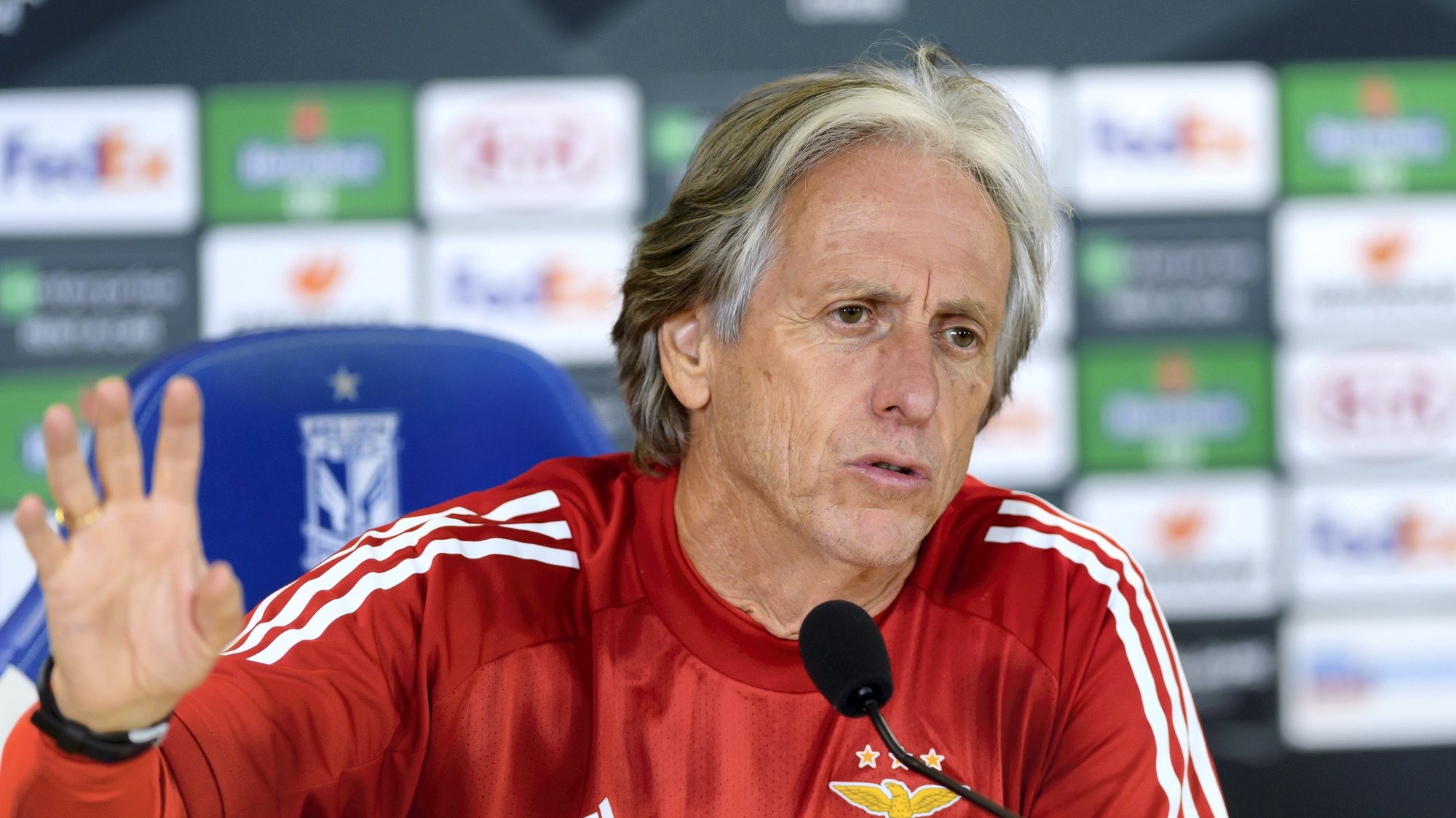epa08762695 SL Benfica&#039;s head coach Jorge Jesus during a press conference in Poznan, central Poland, 21 October 2020. SL Benfica faces Lech Poznan for an UEFA Europa League group D match on 22 October in Poznan.  EPA/Jakub Kaczmarczyk POLAND OUT