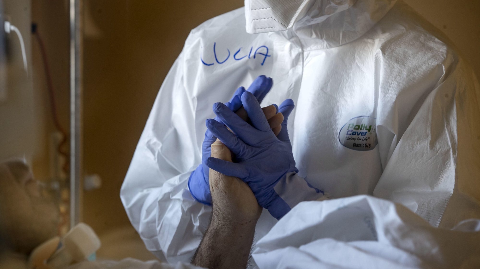 epaselect epa08918759 A healthcare worker wearing a protective suit and mask works at the COVID-19 Emergency Ward of the San Filippo Neri Hospital during the ongoing coronavirus pandemic, in Rome, Italy, 04 January 2020. Italy on 27 December 2020 had begun with the vaccination of doctors, nurses, medical personnel and health workers with the Pfizer-BioNTech vaccine.  EPA/MASSIMO PERCOSSI
