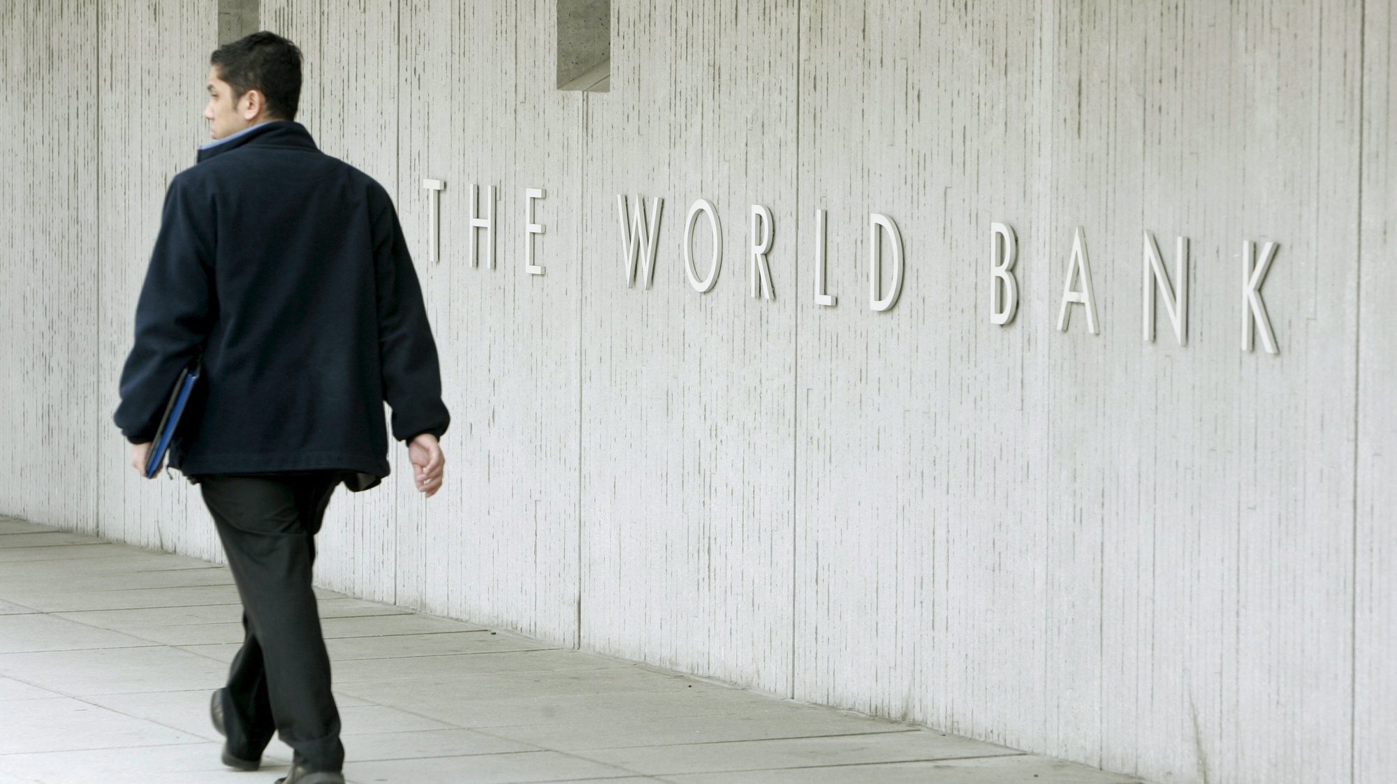 epa04119286 (FILE)A file picture dated 09 April 2008 shows a pedestrian walking past the World Bank building in Washington, DC, USA.  The World Bank says it intends to support Ukraine with up to 3 billion dollars in development projects in 2014. The Washington-based development agency said 10 March 2014 it had received a request for support form the interim Ukrainian government &#039;and stands ready to continue supporting the Ukrainian people&#039; with badly needed reforms for the economic sector. The projects would need to be approved by the World Bank board, an agency official confirmed.  EPA/MATTHEW CAVANAUGH