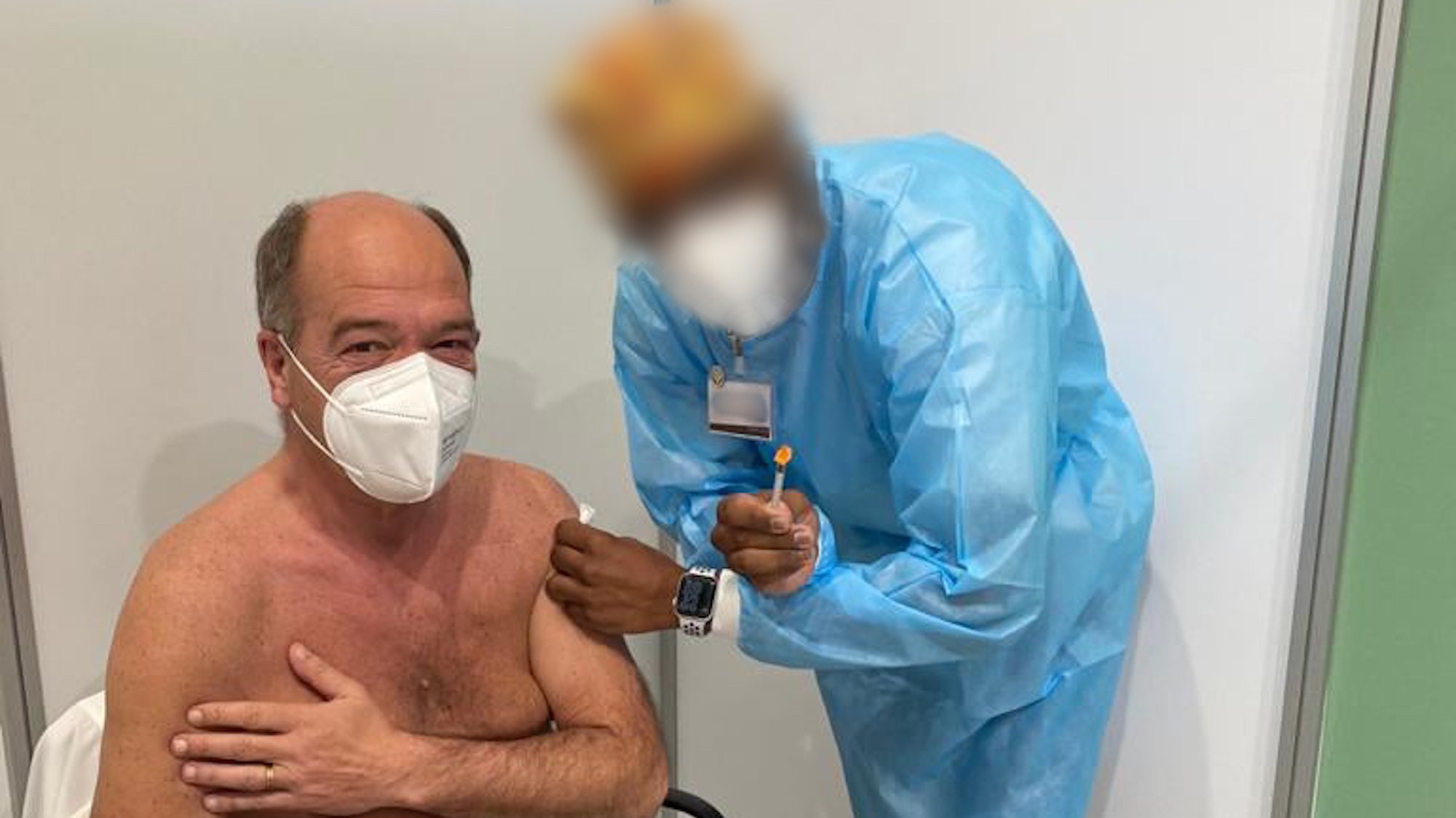O enfermeiro que vacinou Carlos Carreiras contra a Covid-19 não está inscrito na Ordem dos Enfemeiros
