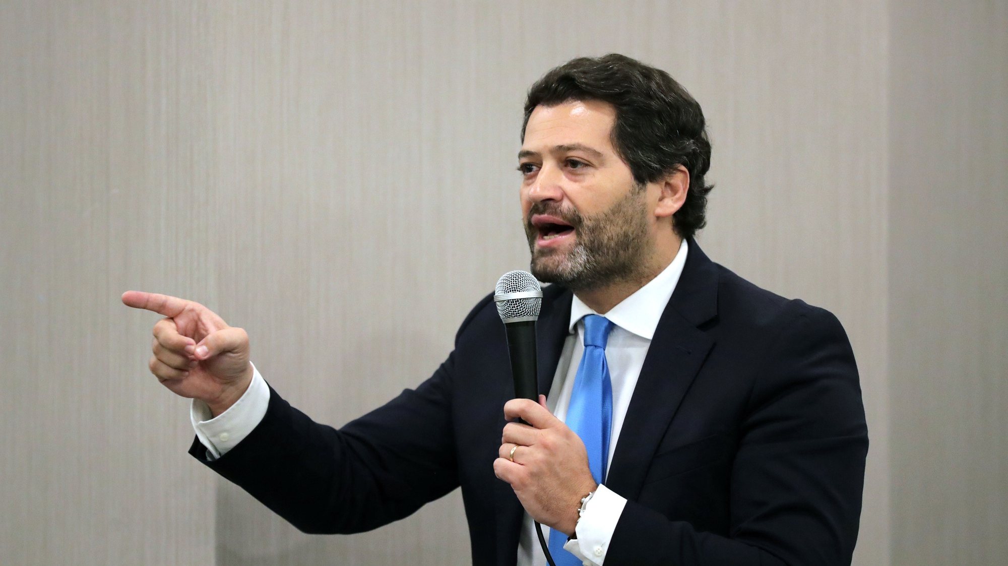 André Ventura, recandidato à presidência do partido Chega, discursa durante um encontro com militantes num hotel no Porto, 19 de fevereiro de 2021. ESTELA SILVA/LUSA