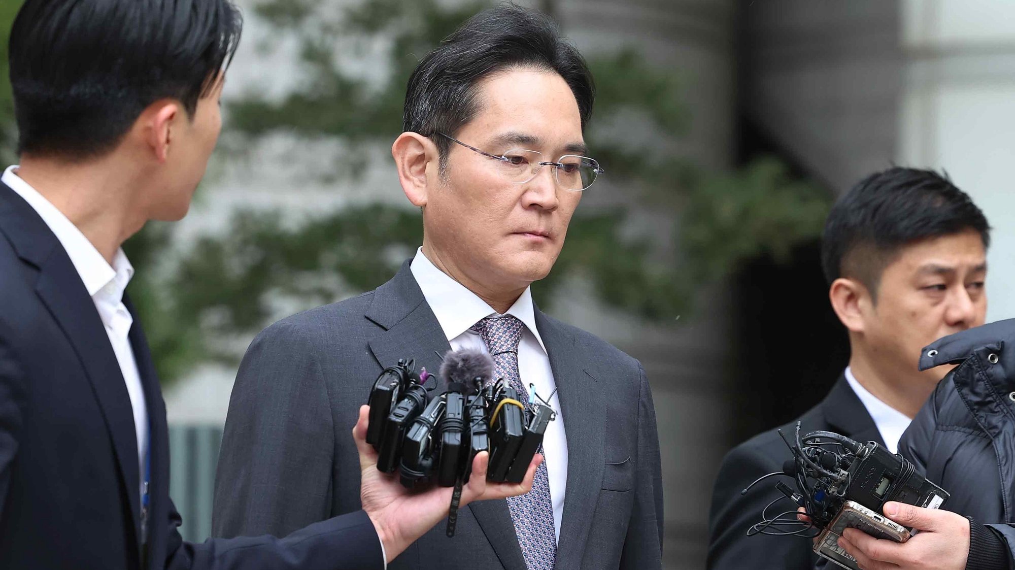 epa11128340 Samsung Electronics Co. Chairman Lee Jae-yong (C) keeps mum as he leaves the Seoul Central District Court in Seoul, South Korea, 05 February 2024, after the court acquitted Lee in connection with the controversial 2015 merger of two Samsung affiliates, allegedly conducted to help him secure the management rights of the Samsung empire.  EPA/YONHAP SOUTH KOREA OUT