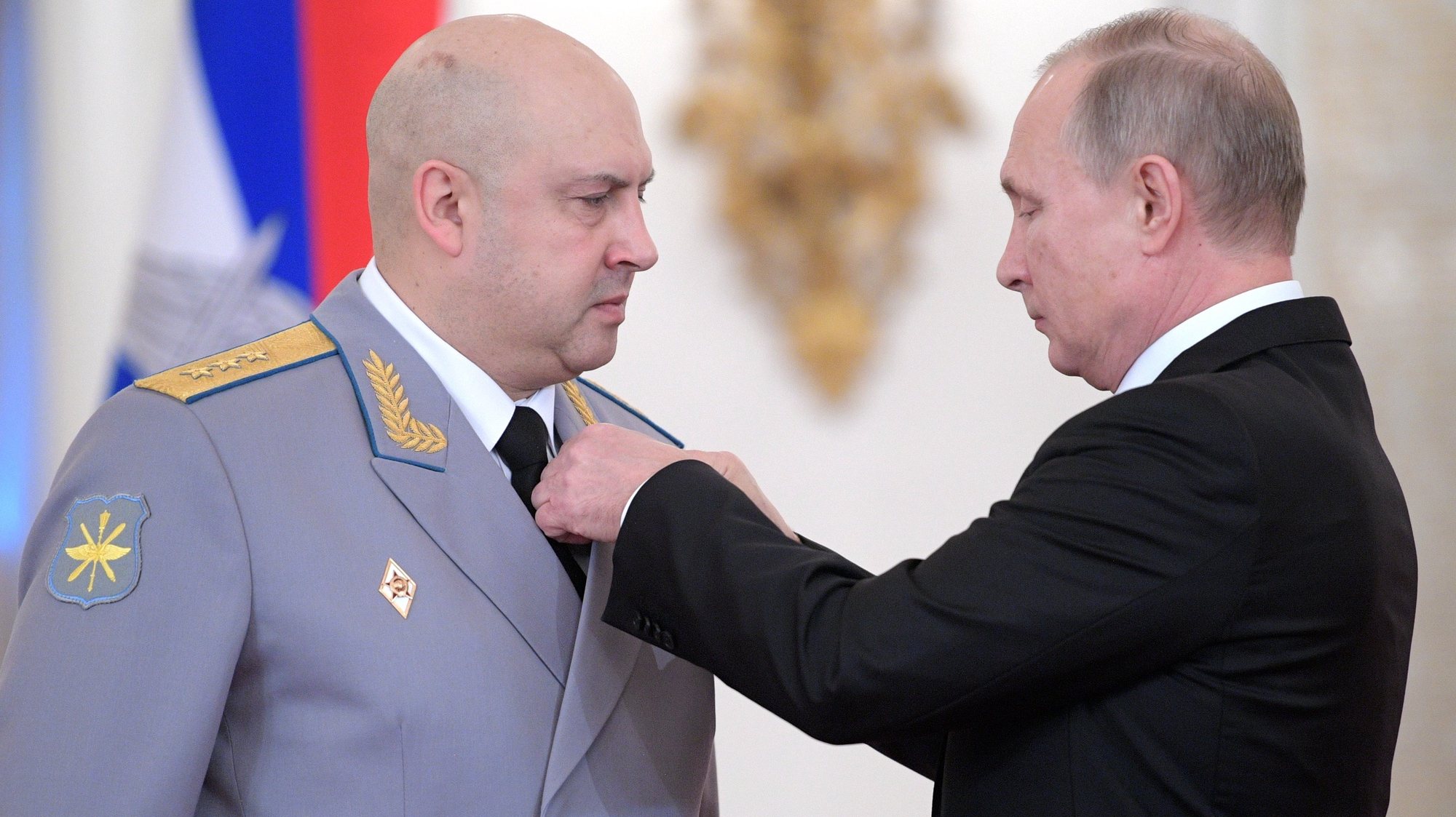 epa06407769 Russian President Vladimir Putin (R) decorates Commander of the Russian troops in Syria Colonel General Sergei Surovikin (L) during a ceremony to present state awards to Russian military servicemen who fought in Syria, at the Kremlin in Moscow, Russia, 28 December 2017. Over 600 servicemen attended the ceremony.  EPA/ALEXEI DRUZHININ / SPUTNIK / KREMLIN / POOL MANDATORY CREDIT