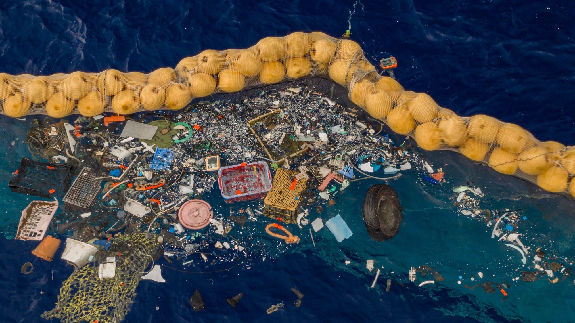 epa07892087 A handout photo made available by The Ocean Cleanup shows the company&#039;s ocean cleanup prototype System 001/B capturing plastic debris in the Great Pacific Garbage Patch, in the Pacific Ocean, 30 September 2019 (issued 03 October 2019). The self-contained system uses natural currents of the sea to passively collect plastic debris in an effort to reduce waste in the ocean. According to the Ocean Cleanup, the system is also able to filter microplastics as small as 1mm.  EPA/THE OCEAN CLEANUP HANDOUT  HANDOUT EDITORIAL USE ONLY/NO SALES