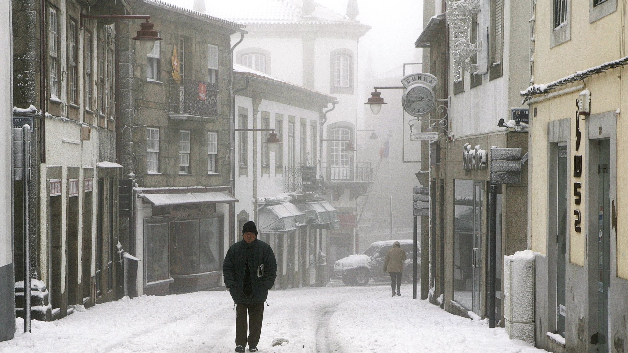 Muita neve, nevoeiro e frio nesta manhã de domingo, dia mundial da neve, na cidade da Guarda, após uma noite de intensa queda de neve.
Guarda, 18 de Janeiro de 2014.  MIGUEL PEREIRA DA SILVA / LUSA