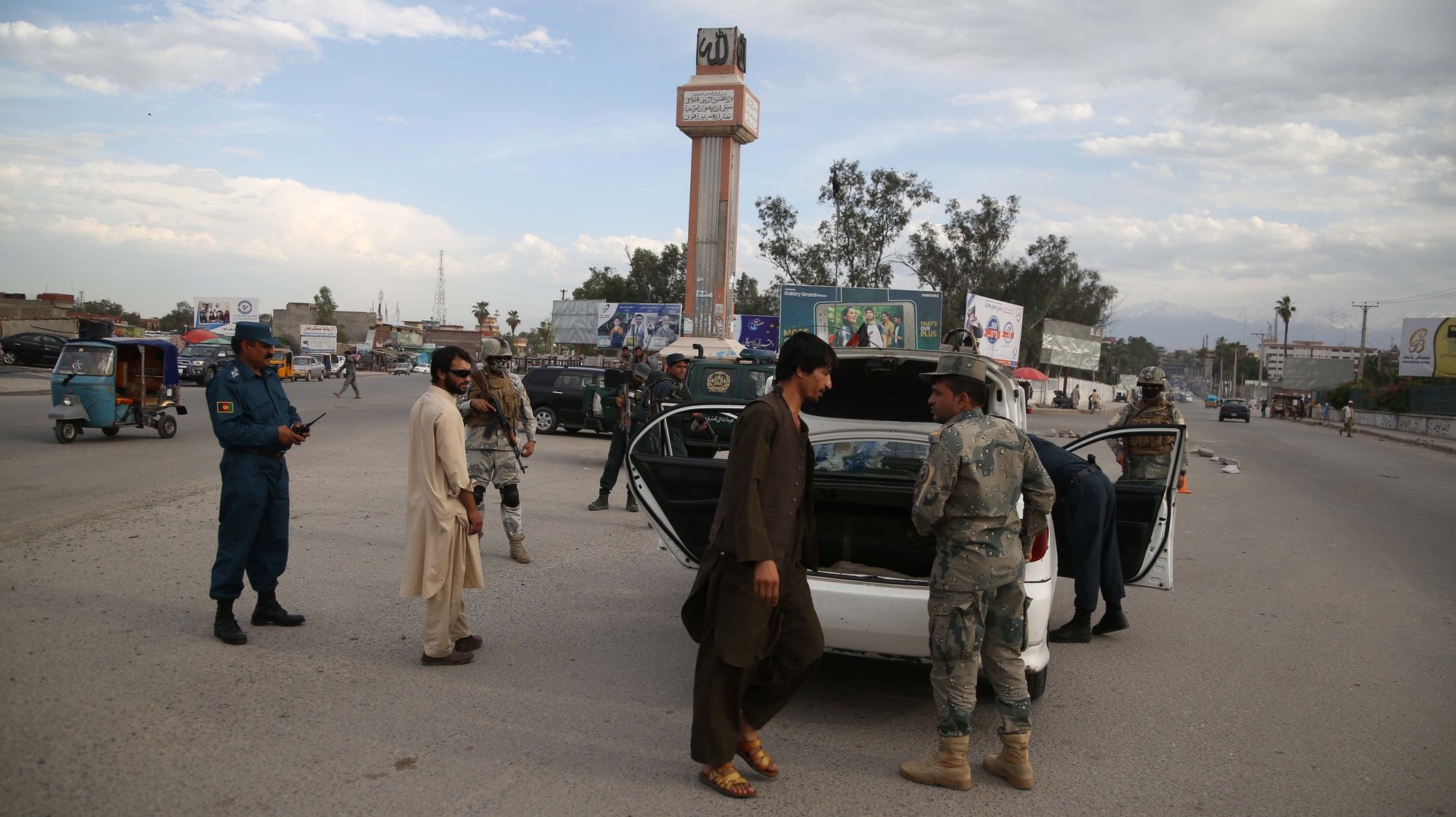 epa06705023 Afghan police search a vehicle at a checkpoint in Jalalabad, Afghanistan, 01 May 2018. Security in Jalalabad has been intensified after a recent wave of bomb blasts in different parts of the country.  EPA/GHULAMULLAH HABIBI