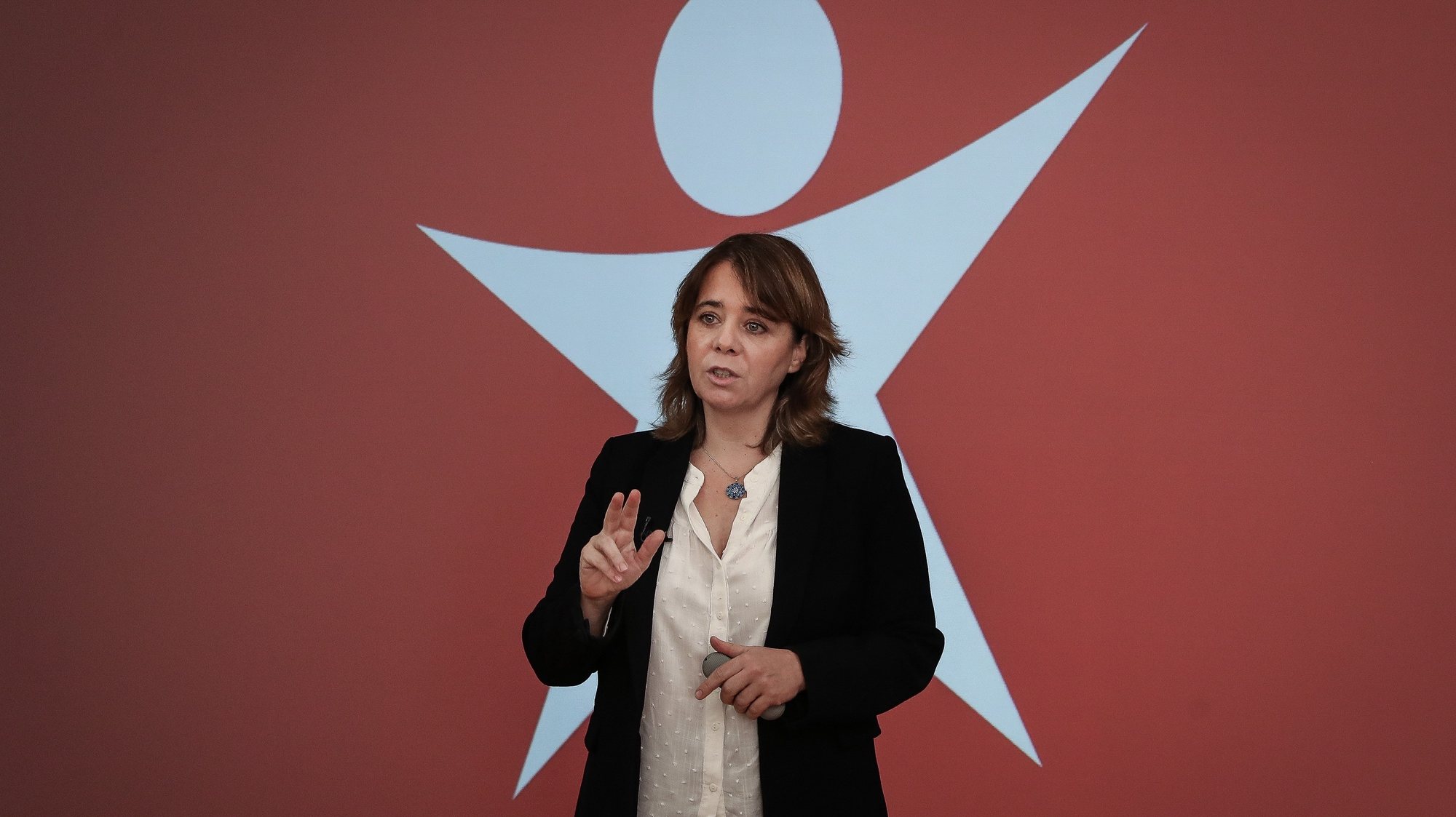A coordenadora do Bloco de Esquerda (BE), Catarina Martins, intervém na conferência de imprensa sobre a pandemia da covid-19 e medidas de apoio às famílias, na sede do partido em Lisboa, 13 de fevereiro de 2021. MÁRIO CRUZ/LUSA