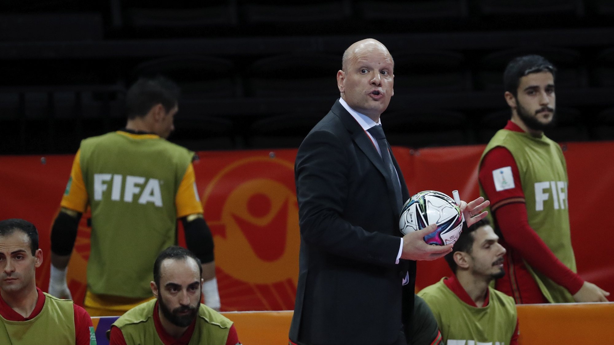 epa09504217 Head coach of Portugal&#039;s national futsal team Jorge Braz reacts during FIFA Futsal World Cup Lithuania 2021 final between Argentina and Portugal in Kaunas, Lithuania, 03 October 2021.  EPA/TOMS KALNINS