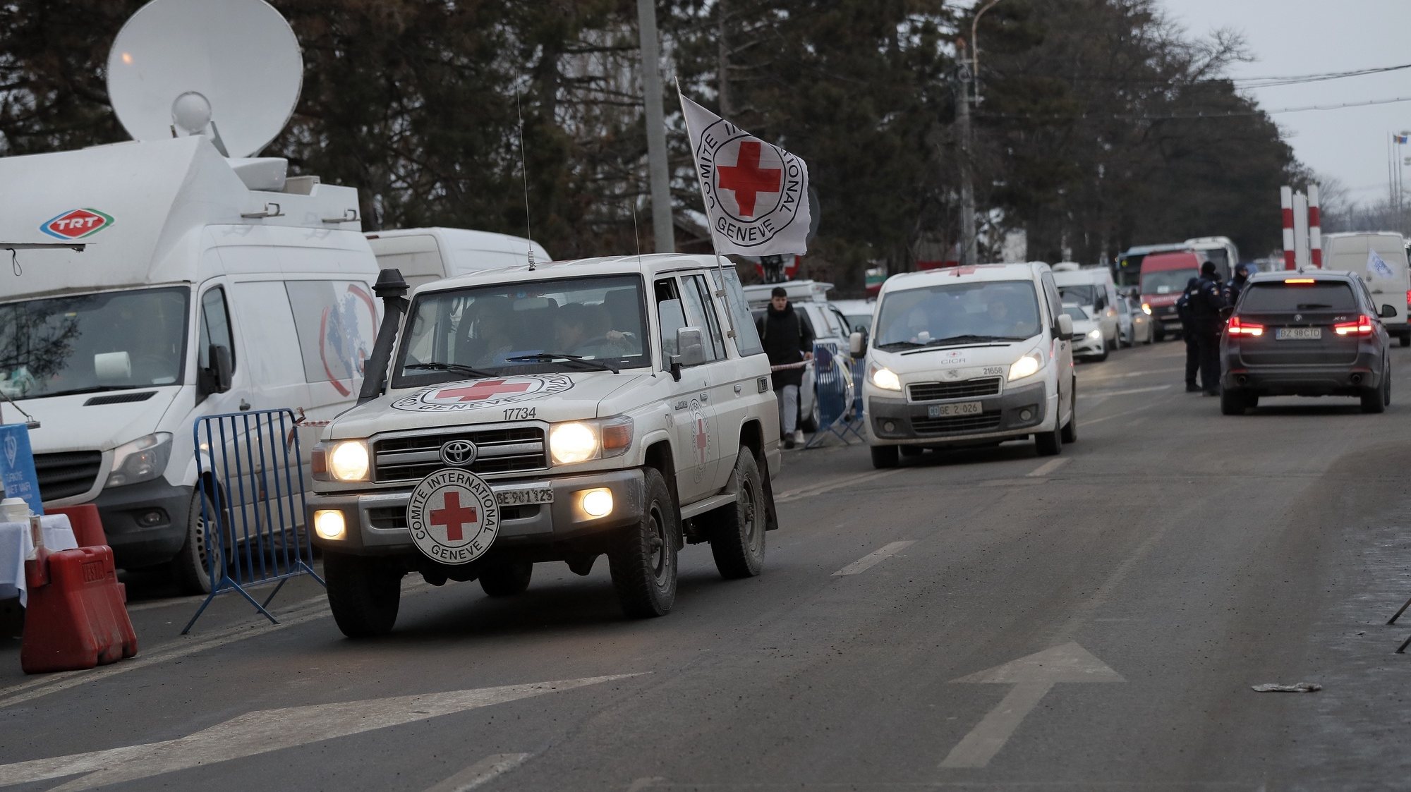 Um carro da Cruz Vermelha visto na fronteira da Roménia. 7 de março de 2022