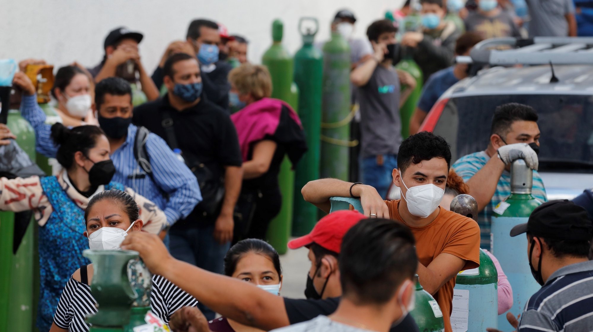 epa08950630 People wait for their turn to fill oxygen tanks in Guadalajara, Jalisco, Mexico, 19 January 2021. Mexico reported over 1,500 new Covid-related deaths in the past 24 hours, its highest single day death toll so far.  EPA/Francisco Guasco