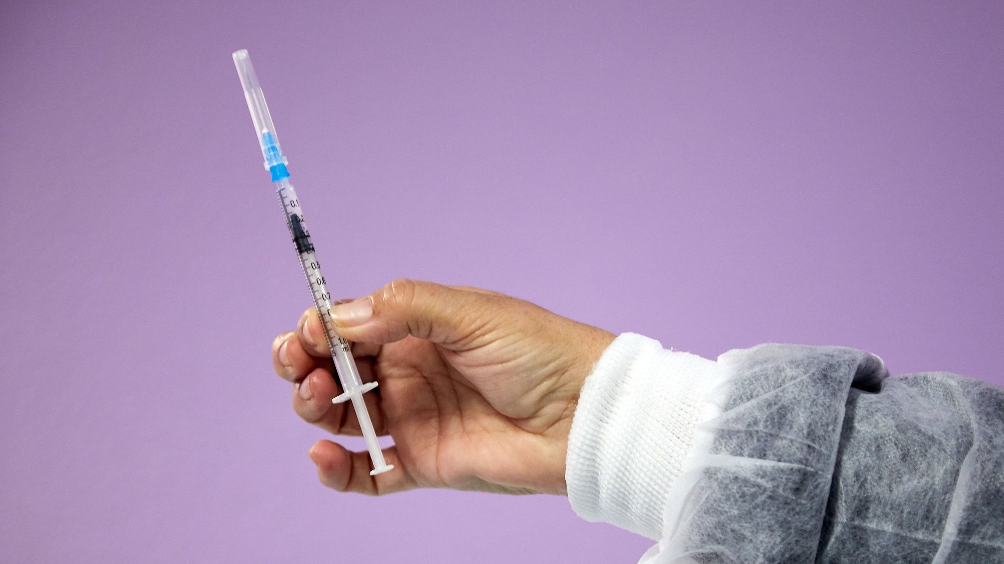 Uma profissional de saúde do Centro de Saúde de Olhão prepara uma dose da vacina para a covid-19, no dia do início do plano de vacinação da população acima dos 80 anos no Algarve, em Olhão, 08 de fevereiro 2021. VASCO CÉLIO/LUSA