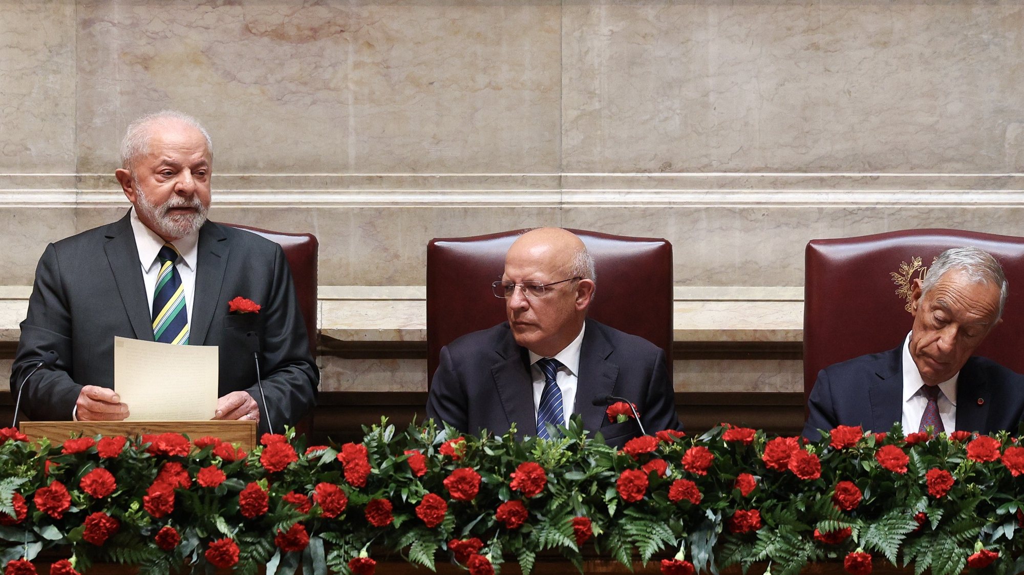 The President of the Federative Republic of Brazil, Lula da Silva, flanked by his Portuguse counterpart, Marcelo Rebelo de Sousa (R), and  the president of the Portuguese Parliament, Augusto Santos Silva (C), delivering his speech during the solemn session of welcome at the Portuguese parliament in Lisbon, Portugal, 25th april 2023. TIAGO PETINGA/LUSA