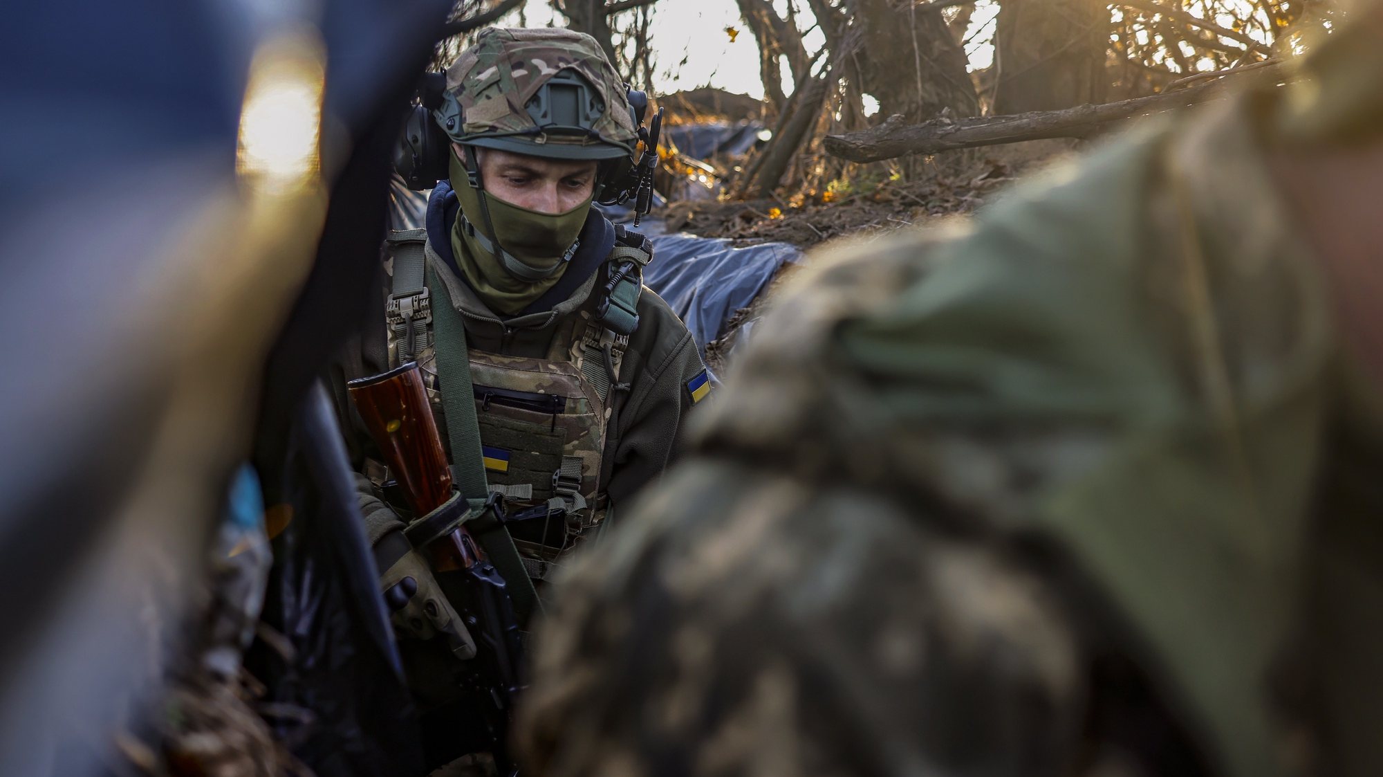 epa10292400 Ukrainian servicemen enter a trench at the frontline at the northern Kherson region, Ukraine, 07 November 2022. Russian troops on 24 February entered Ukrainian territory, starting a conflict that has provoked destruction and a humanitarian crisis.  EPA/HANNIBAL HANSCHKE