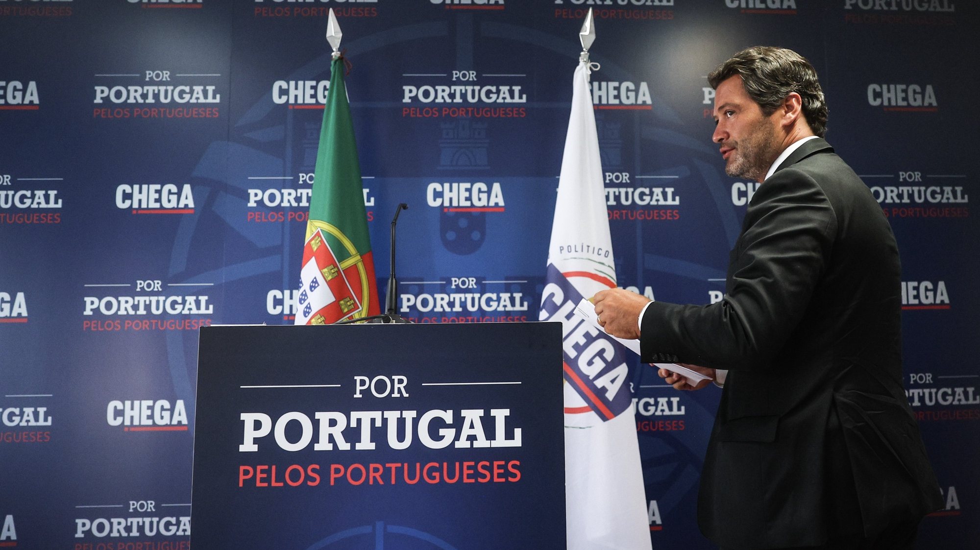 O presidente do Chega, André Ventura, à chegada para uma conferência de imprensa na sede do partido, em Lisboa, 21 de agosto de 2023. TIAGO PETINGA/LUSA