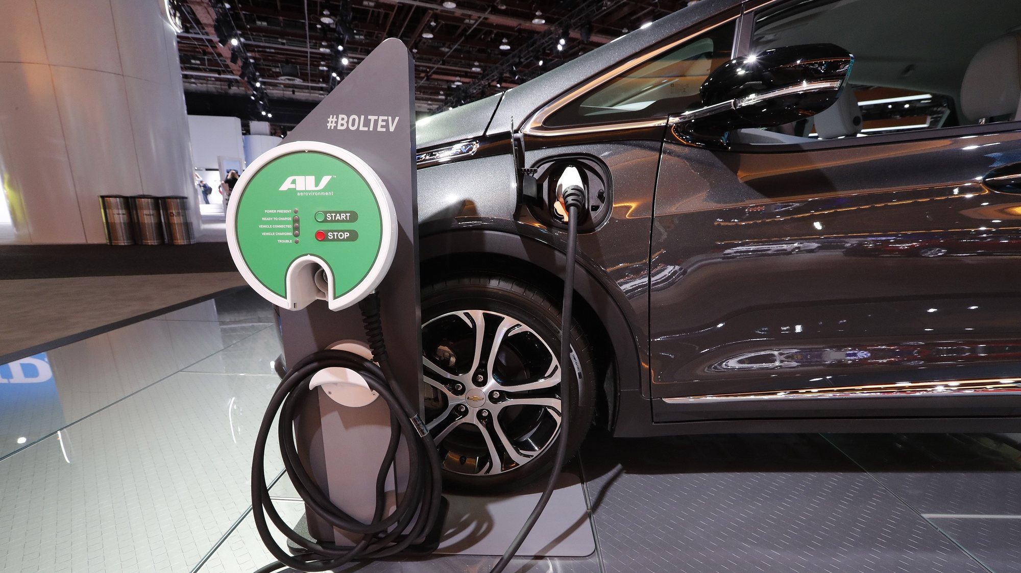 epa07287103 A Chevrolet Bolt EV electric car and electric fuel station at the North American International Auto Show at Cobo Center in Detroit, Michigan, USA, 15 January 2019. The show offers media previews of vehicles and technologies before opening to the public on 19 January.  EPA/JOHN G. MABANGLO