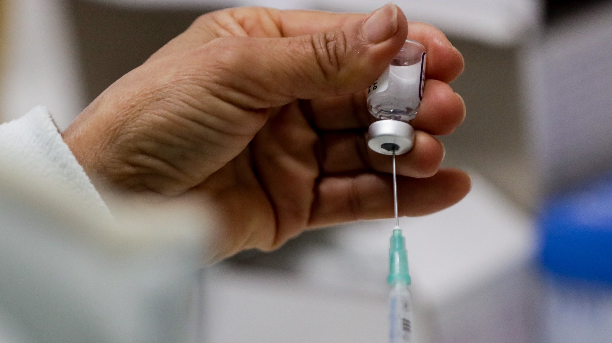 Uma enfermeira prepara doses de vacinas da Pfizer contra a Covid-19