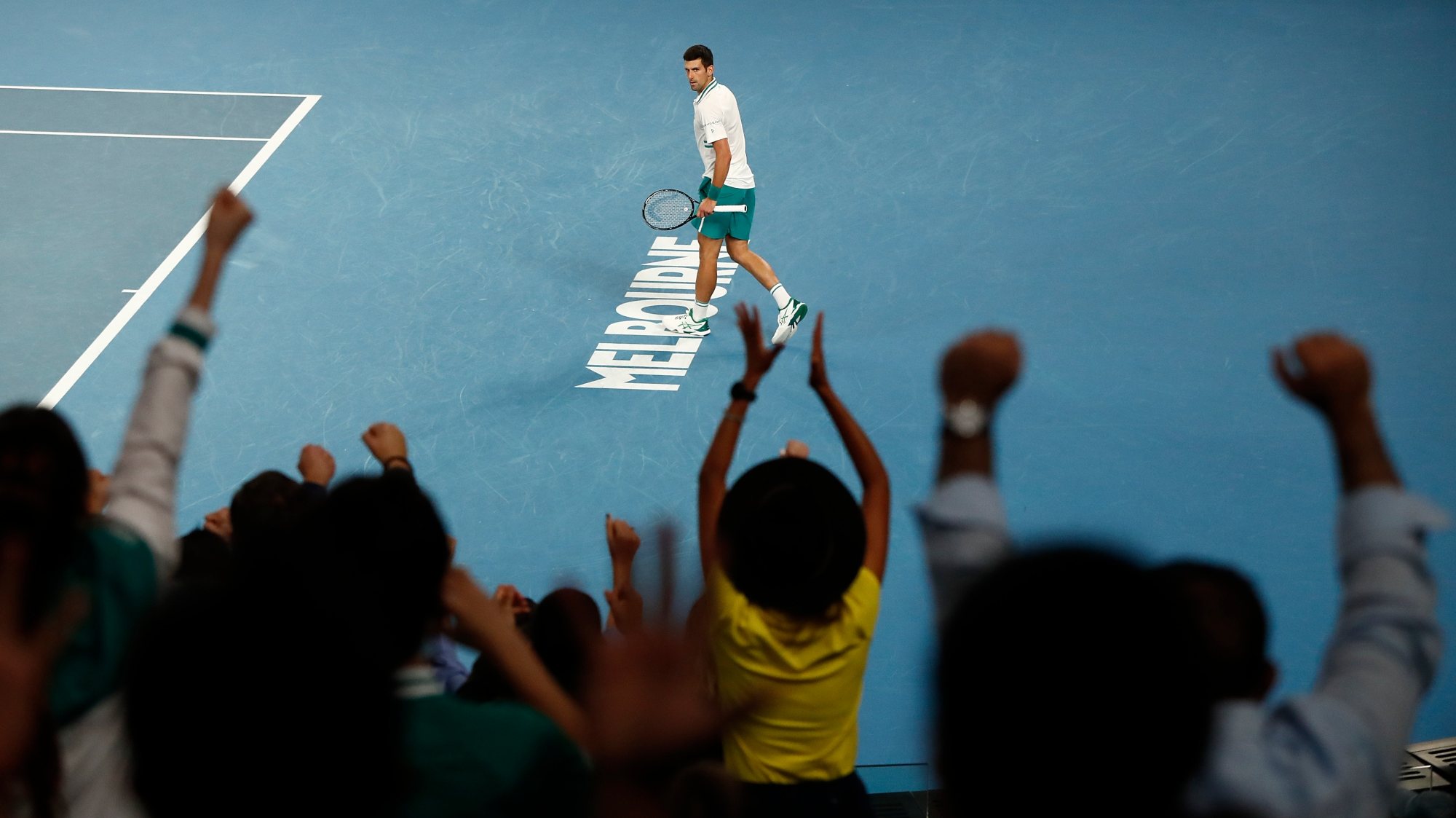 Novak Djokovic deixou assistência (limitada) em Melbourne rendida após uma exibição de sonho que valeu nono título no Open da Austrália desde 2008