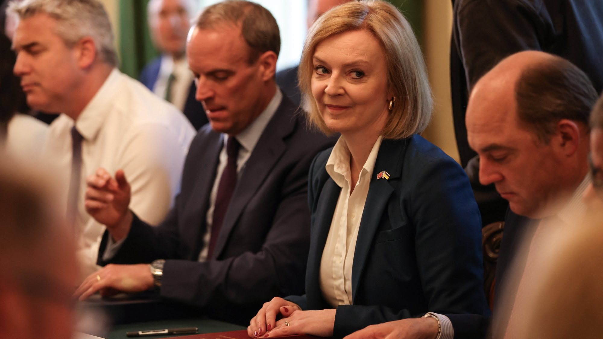 epa09952402 Britain&#039;s Deputy Prime Minister and Justice Secretary Dominic Raab (2-L) and Britain&#039;s Foreign Secretary Liz Truss (2-R) during a cabinet meeting in London, Britain, 17 May 2022. The UK will lay out its plan to amend its post-Brexit trade deal, on 17 May, in a direct challenge to the European Union, which is insisting that Johnson must honor the agreement he signed.  EPA/Hollie Adams / POOL