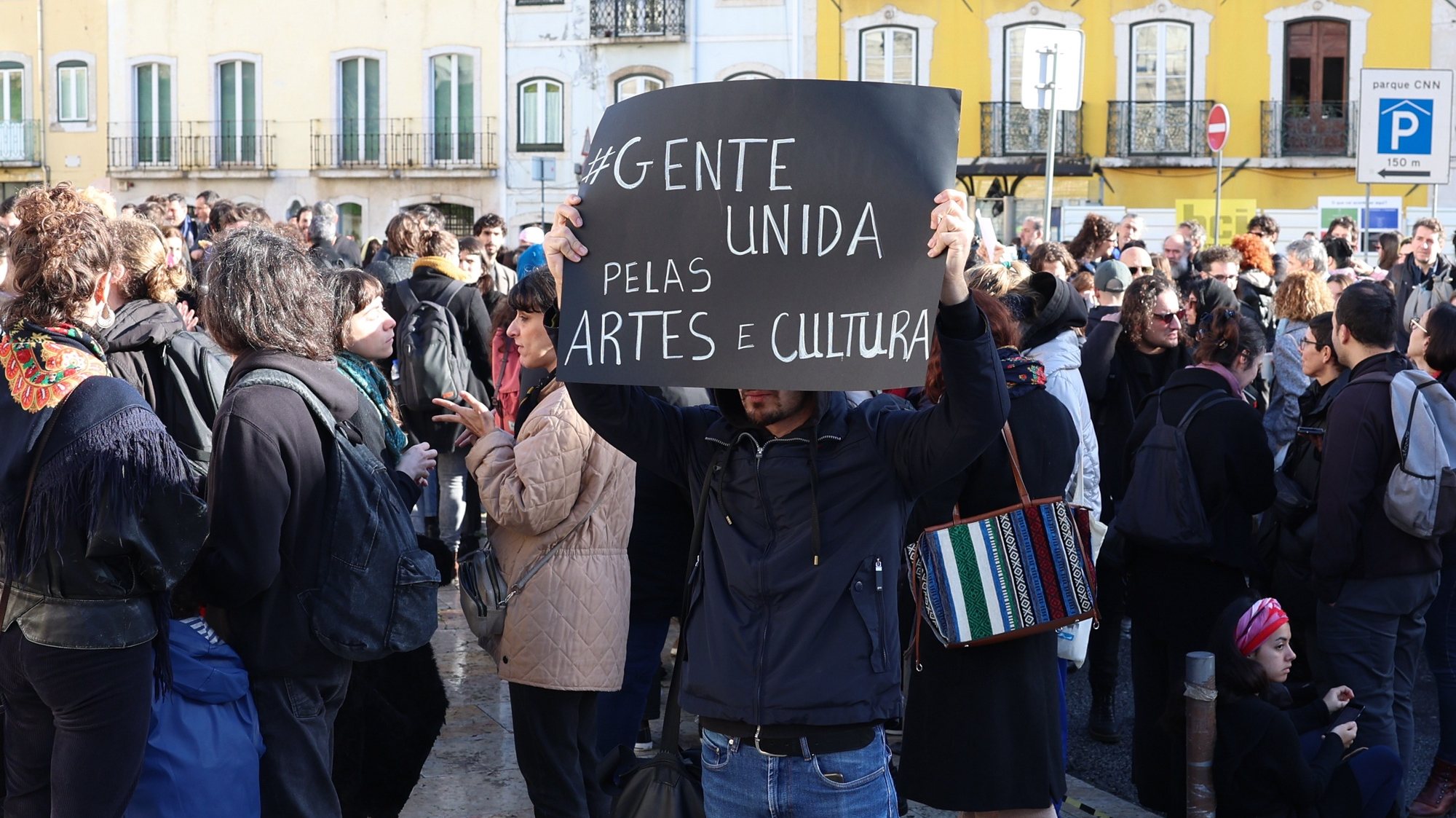 Trabalhadores das artes, durante o protesto convocaso  por entidades artísticas e estruturas representativas dos trabalhadores da Cultura, junto da  Assembleia da República, em Lisboa,11 de janeiro de 2023. ANTÓNIO COTRIM/LUSA