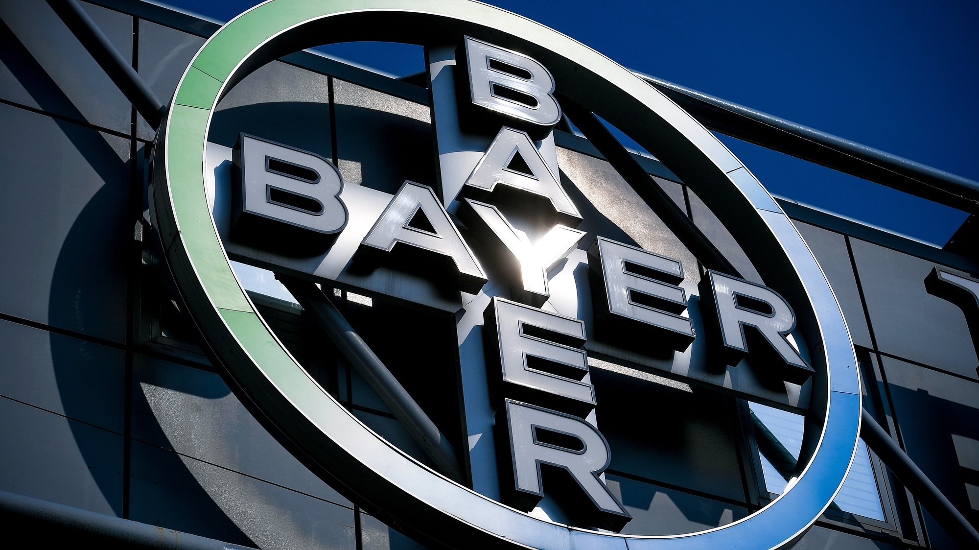 epa08506476 (FILE) - The logo of German pharmaceutical giant Bayer AG is seen in Wuppertal, Germany, 09 April 2019 (reissued 24 June 2020). According to media reports, German pharmaceutical and agrochemical company Bayer has reached an agreement with a majority of the more than 100,000 plaintiffs in the US in relation to the herbicide glyphosate.  EPA/SASCHA STEINBACH *** Local Caption *** 55190607