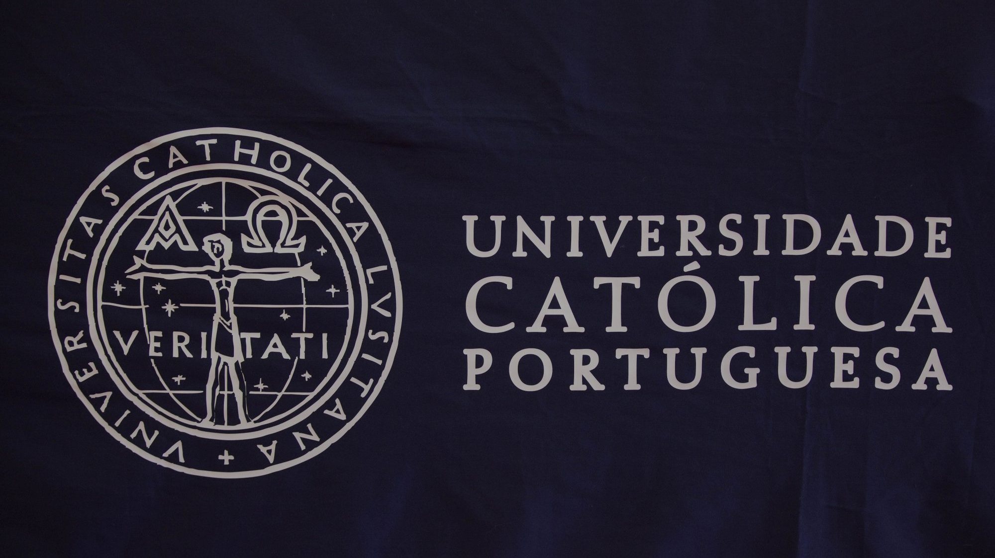 A agressão terá ocorrido num evento organizado pela Associação Académica do Instituto de Estudos Políticos e pela Associação Académica de Direito, da Universidade Católica Portuguesa