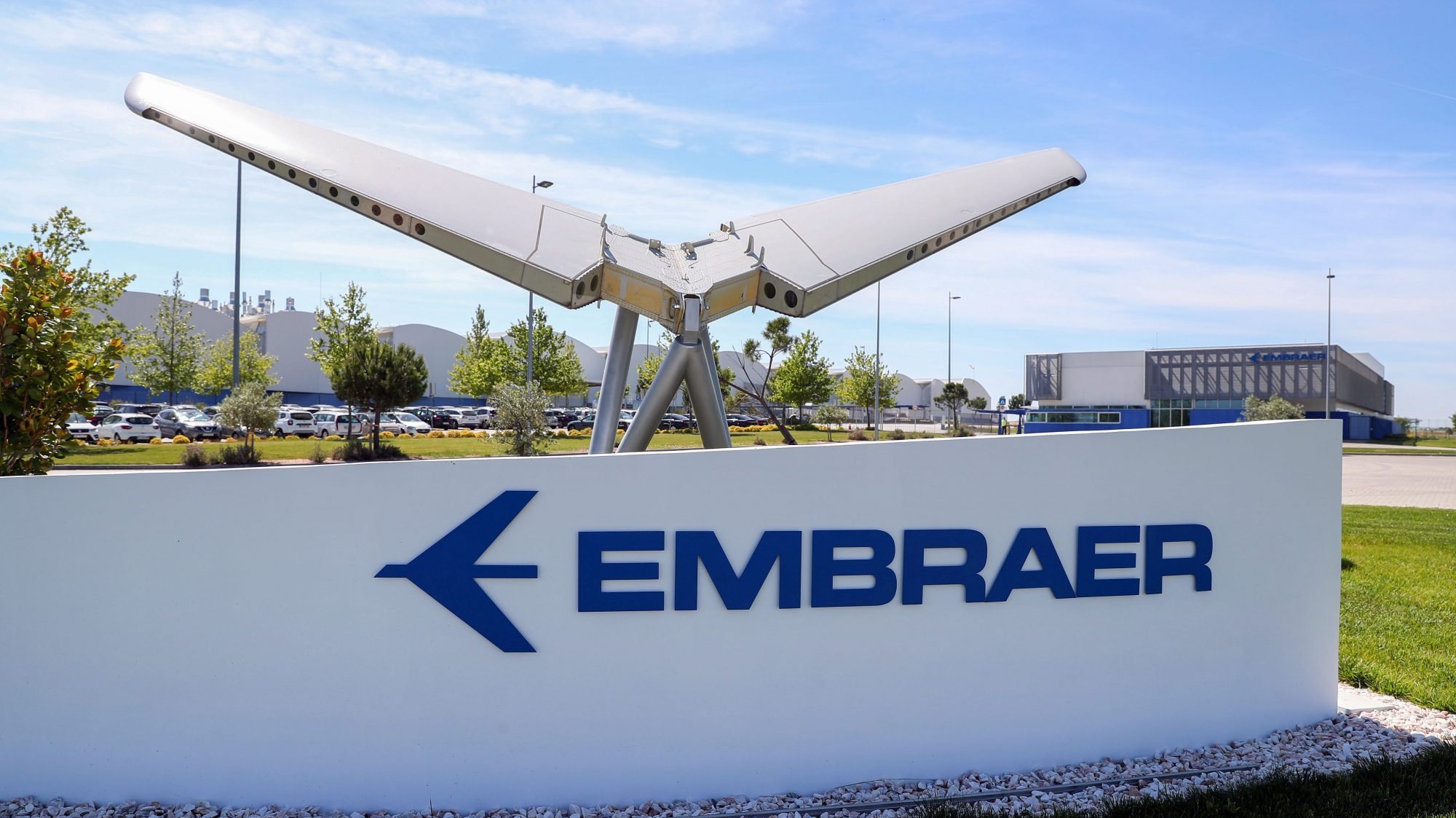 A Embraer é fabricante e líder mundial de aeronaves comerciais com até 150 lugares e tem mais de 100 clientes em todo o mundo