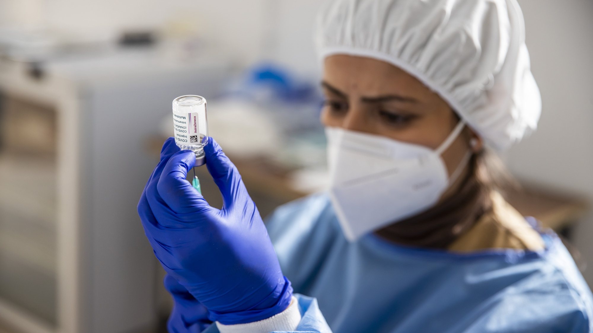 Uma enfermeira prepara uma vacina contra a Covid19, no Quartel de Conde de Lipe, em Lisboa, 13 de fevereiro de 2021. JOSÉ SENA GOULÃO/LUSA