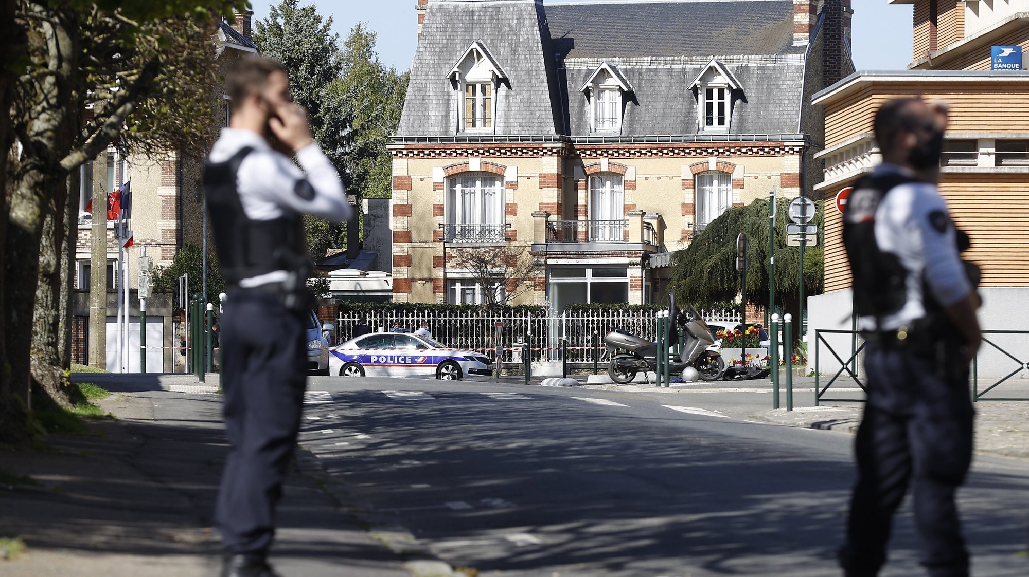 epaselect epa09155248 French police officers secure the street near the Police Station in Rambouillet, France, 23 April 2021, following a knife attack. One police officer was attacked and killed by a knifeman, in what officials treat as a terror attack.  EPA/IAN LANGSDON