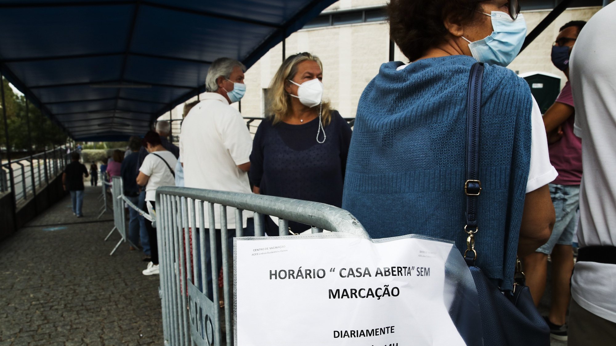 Pessoas aguardam em fila para serem vacinadas contra a covid-19 no Parque Desportivo Carlos Queiróz em Carnaxide, 5 de julho de 2021. MANUEL DE ALMEIDA/LUSA