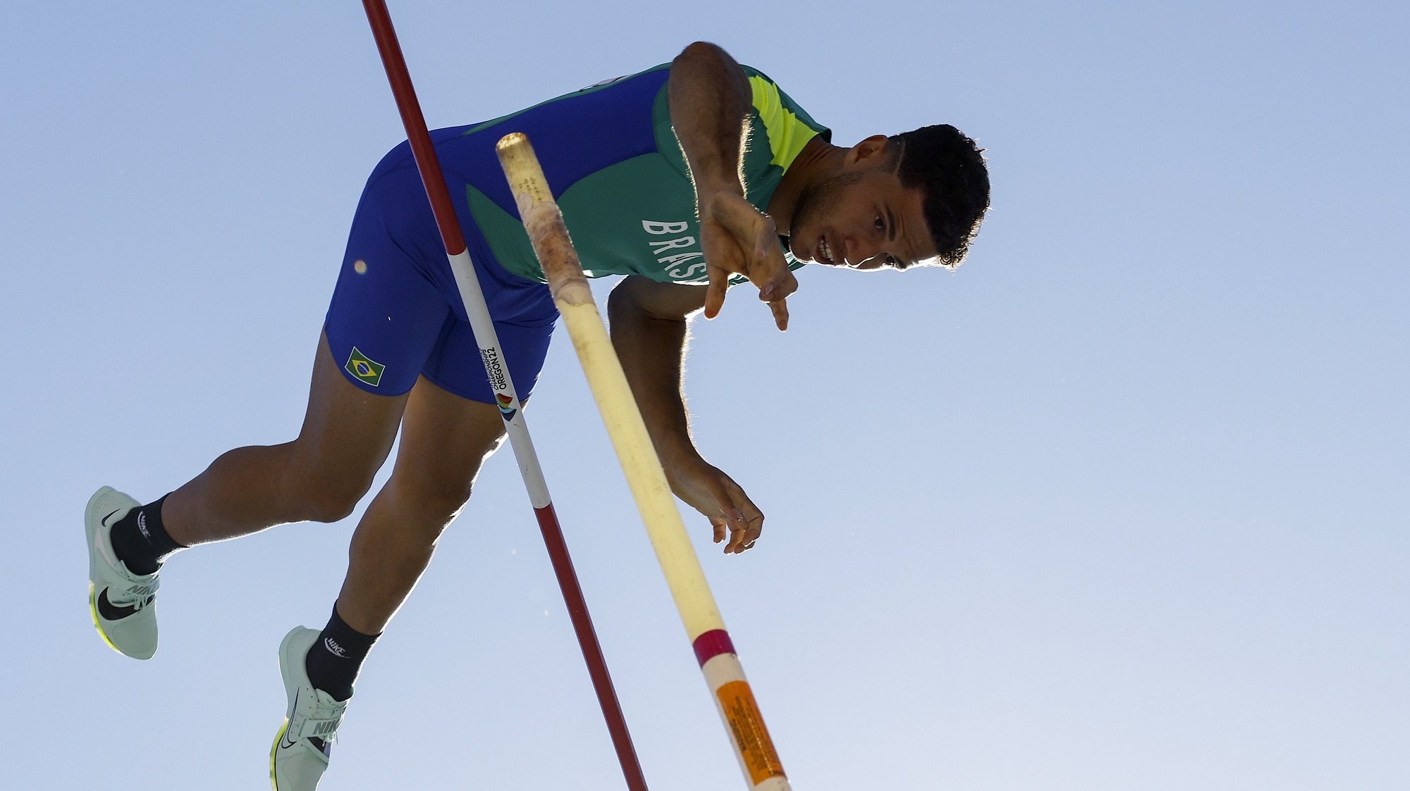 epa10087206 Thiago Braz of Brazil performs in the men&#039;s pole vault qualification, during the World Athletics Championships Oregon22, at Hayward Field, in Eugene, Oregon, USA, 22 July 2022.  EPA/Robert Ghement