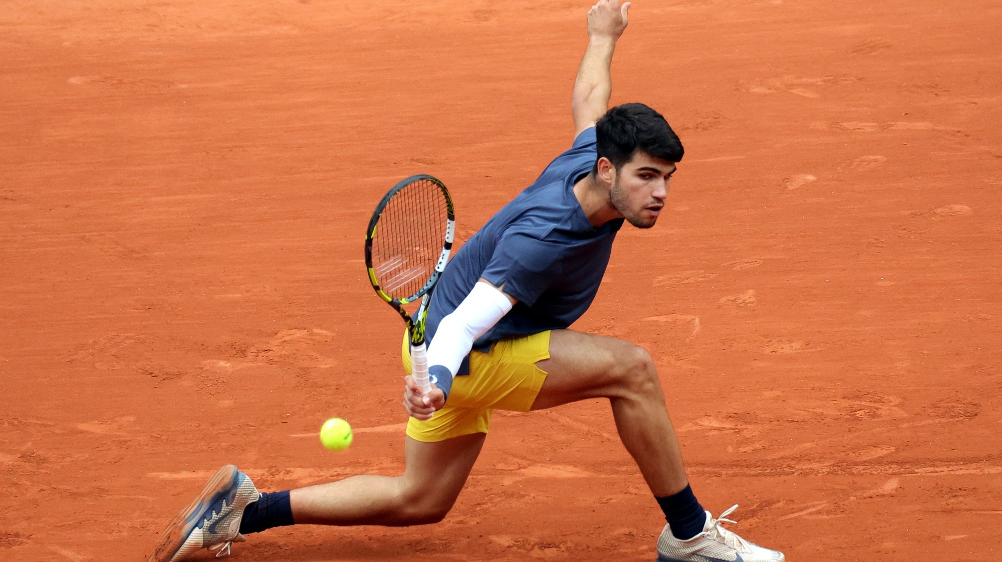 epa11385669 Carlos Alcaraz of Spain in action during his Men&#039;s Singles 4th round match against Felix Auger-Aliassime of Canada during the French Open Grand Slam tennis tournament at Roland Garros in Paris, France, 02 June 2024.  EPA/TERESA SUAREZ