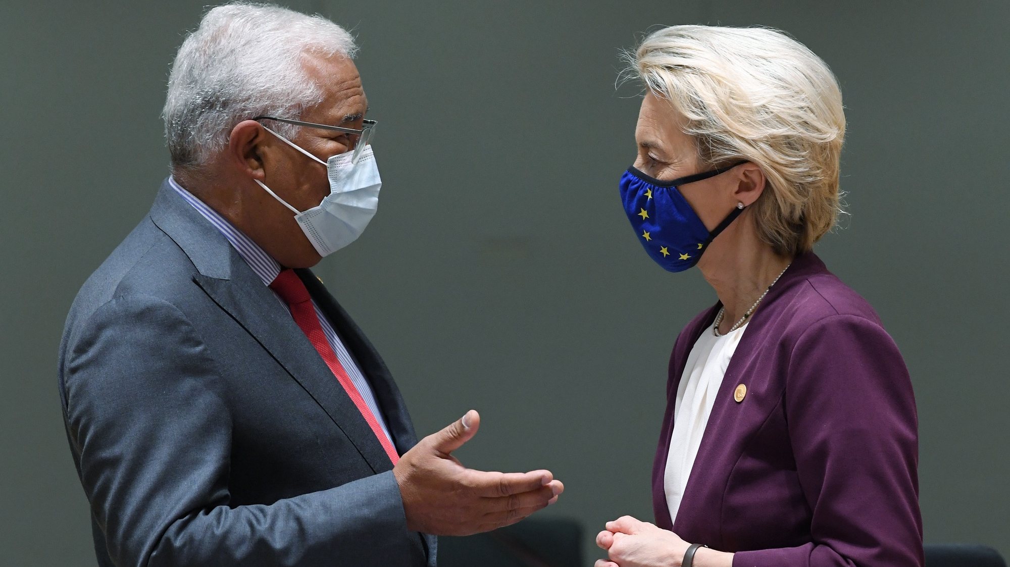 epa09538490 Portugal&#039;s Prime Minister Antonio Costa (L) speaks with President of the European Commission Ursula von der Leyen on the second day of a European Union (EU) summit at The European Council Building in Brussels, Belgium, 22 October 2021. EU leaders meet in Brussels on 21 and 22 October, to discuss COVID-19, digital transformation, energy prices, migration, trade and external relations.  EPA/JOHN THYS / POOL