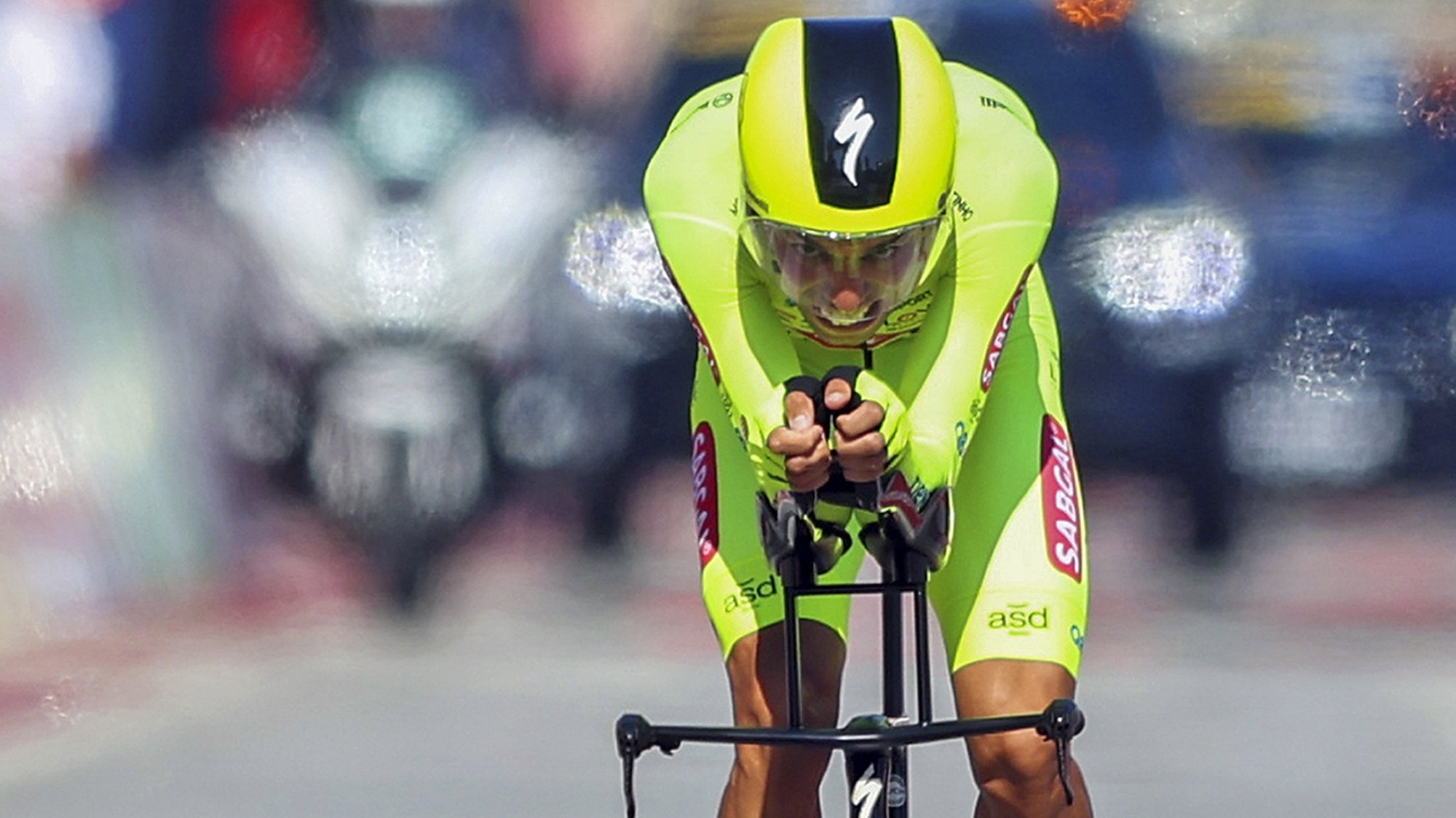 O ciclista português Rafael Reis, da equipa Sabgal Anicolor é o primeiro camisola amarela de líder após vencer o prólogo de 5,6 Km da 85ª Volta a Portugal em Bicicleta, disputado em Águeda, 24 de julho de 2024. NUNO VEIGA/LUSA