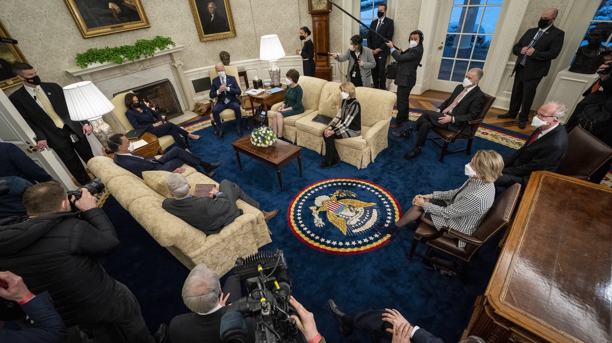 epa08980499 US President Joe Biden and Vice President Kamala Harris meet with Republican Senators about the American Rescue Plan, in the Oval Office of the White House, in Washington, DC, USA, 01 February 2021.  EPA/Doug Mills / POOL