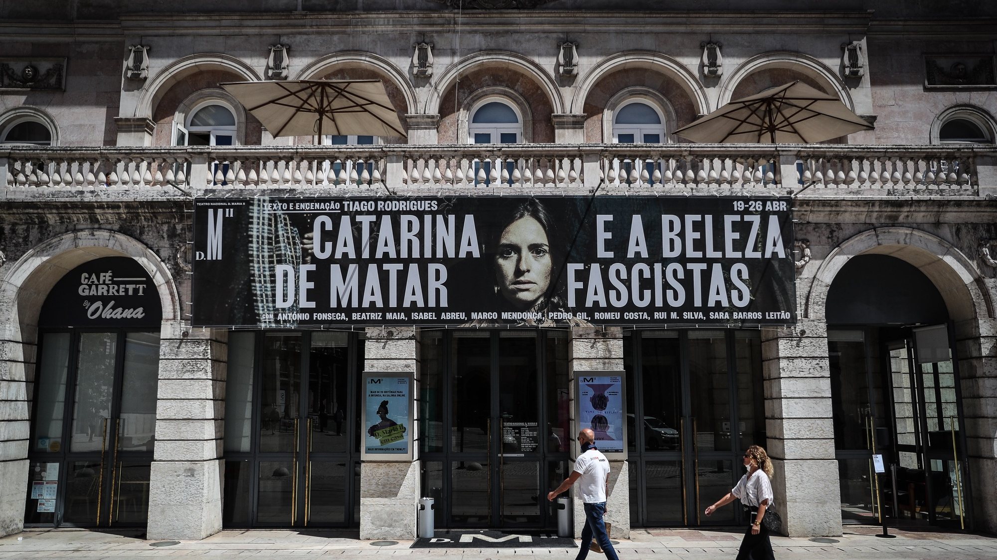 Pessoas passam pelo Teatro Nacional D. Maria II, horas antes da reabertura das salas de espetáculos, no âmbito das novas medidas de desconfinamento relacionadas com a pandemia da covid-19, em Lisboa, 19 de abril de 2021. (ACOMPANHA TEXTO ) MÁRIO CRUZ/LUSA