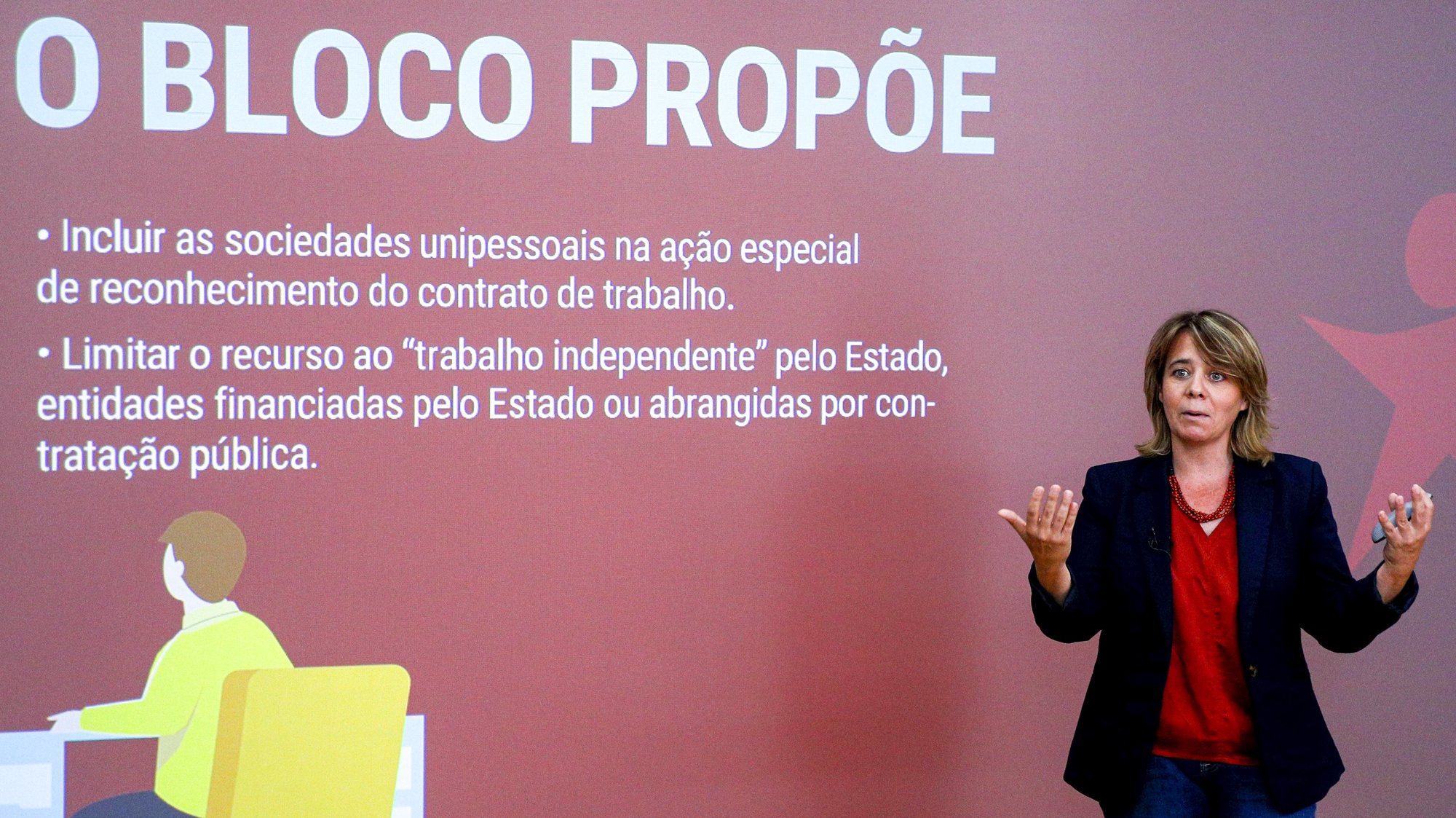 A coordenadora Nacional do Bloco de Esquerda (BE), Catarina Martins, fala aos jornalistas durante a conferência de imprensa onde abordou os temas da legislação laboral, combate à precariedade e Orçamento do Estado, em Lisboa, 13 de setembro de 2021. ANTÓNIO COTRIM/LUSA
