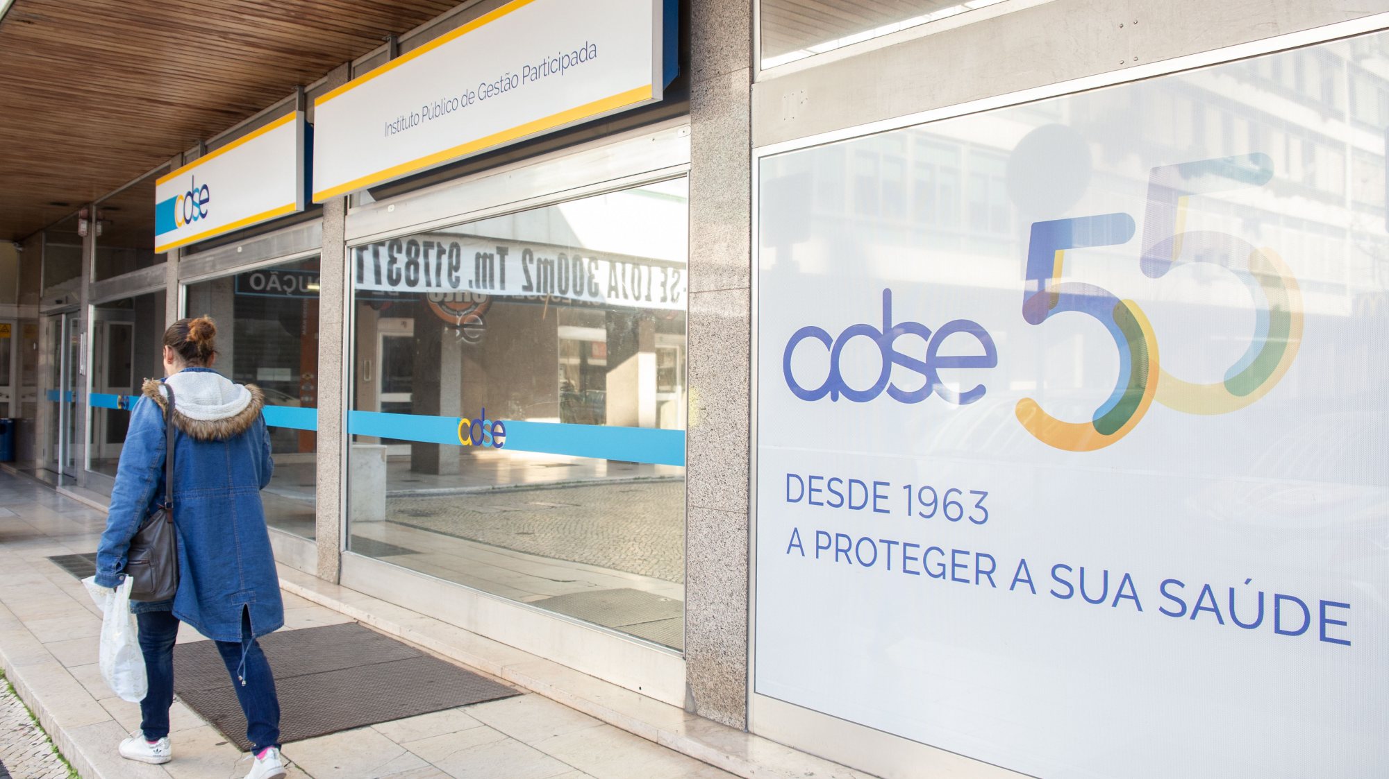 Quanto aos pensionistas beneficiários da ADSE, o diploma estabelece que passam a estar isentos do desconto de 3,5% os que recebem uma pensão até 635 euros
