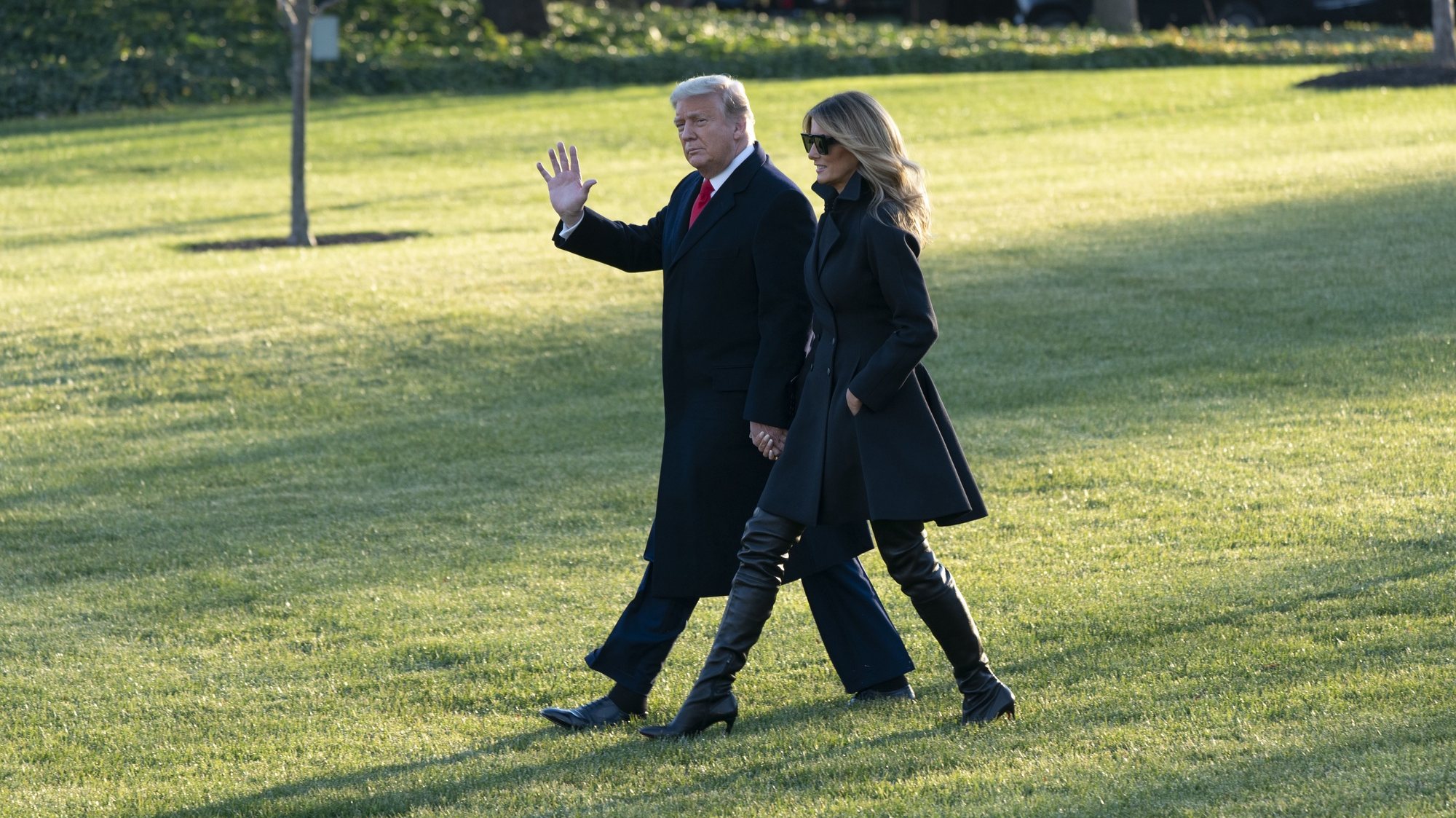 epa08901875 US President Donald J. Trump and First lady Melania Trump (R) depart the White House, in Washington, DC, USA, 23 December 2020, headed out to Mar-a-Lago in Palm Beach, Florida.  EPA/Chris Kleponis / POOL