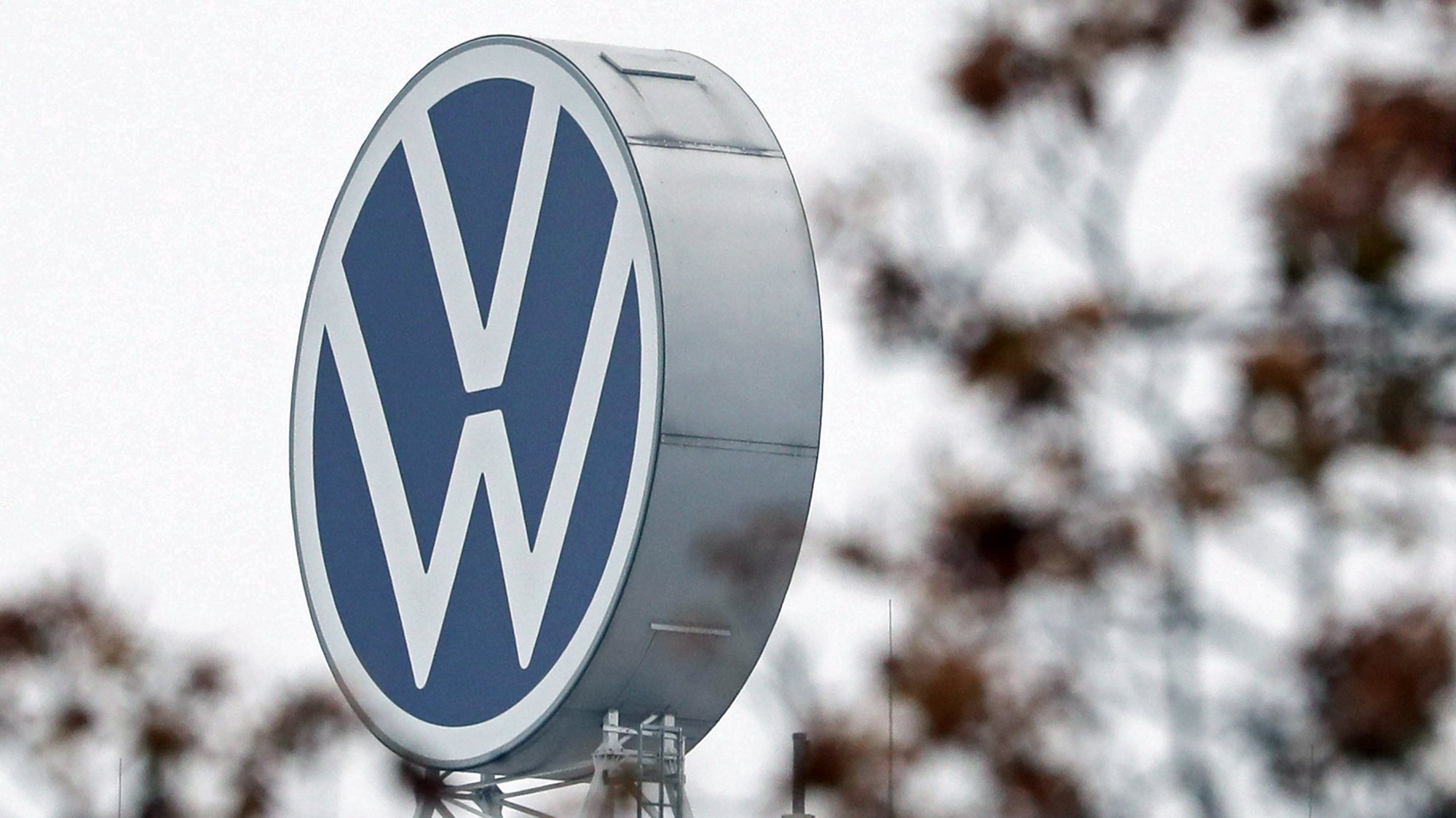 epa08782907 (FILE) - A logo of German car maker Volkswagen (VW) on top of the main administration building of the Volkswagen plant in Wolfsburg, Germany, 06 October 2019 (reissued 29 October 2020). Volkswagen Group are to publish its results for the third quarter 2020 on 29 October 2020.  EPA/FOCKE STRANGMANN *** Local Caption *** 55527628