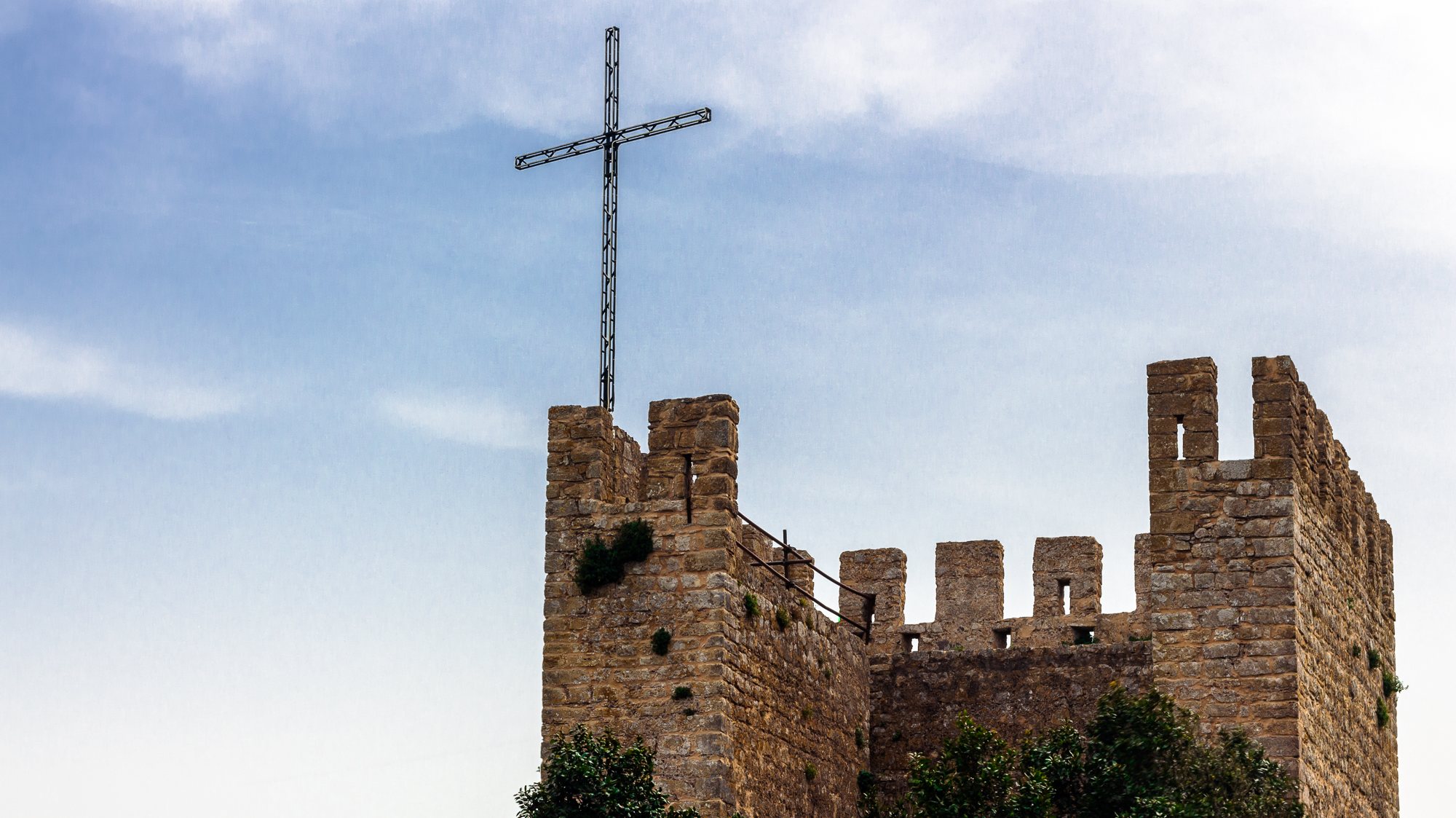 Algumas tradições foram canceladas em Óbidos, devido à pandemia. Mas a colocação da cruz no torreão manteve-se.