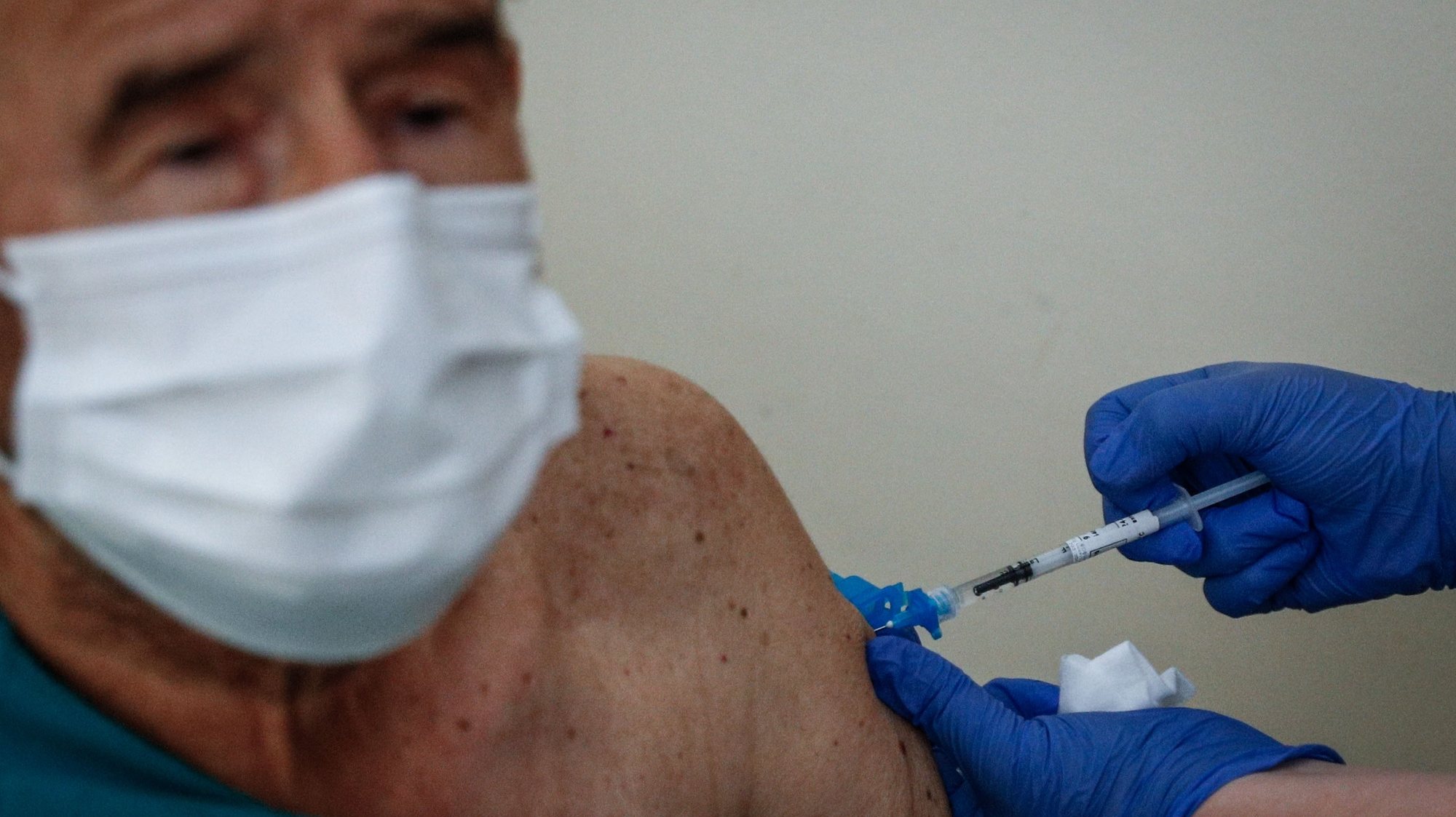 Um doente internado no hospital Amadora/Sintra, é vacinada contra a covid-19, Amadora, 24 de junho de 2021. ANTÓNIO COTRIM/LUSA
