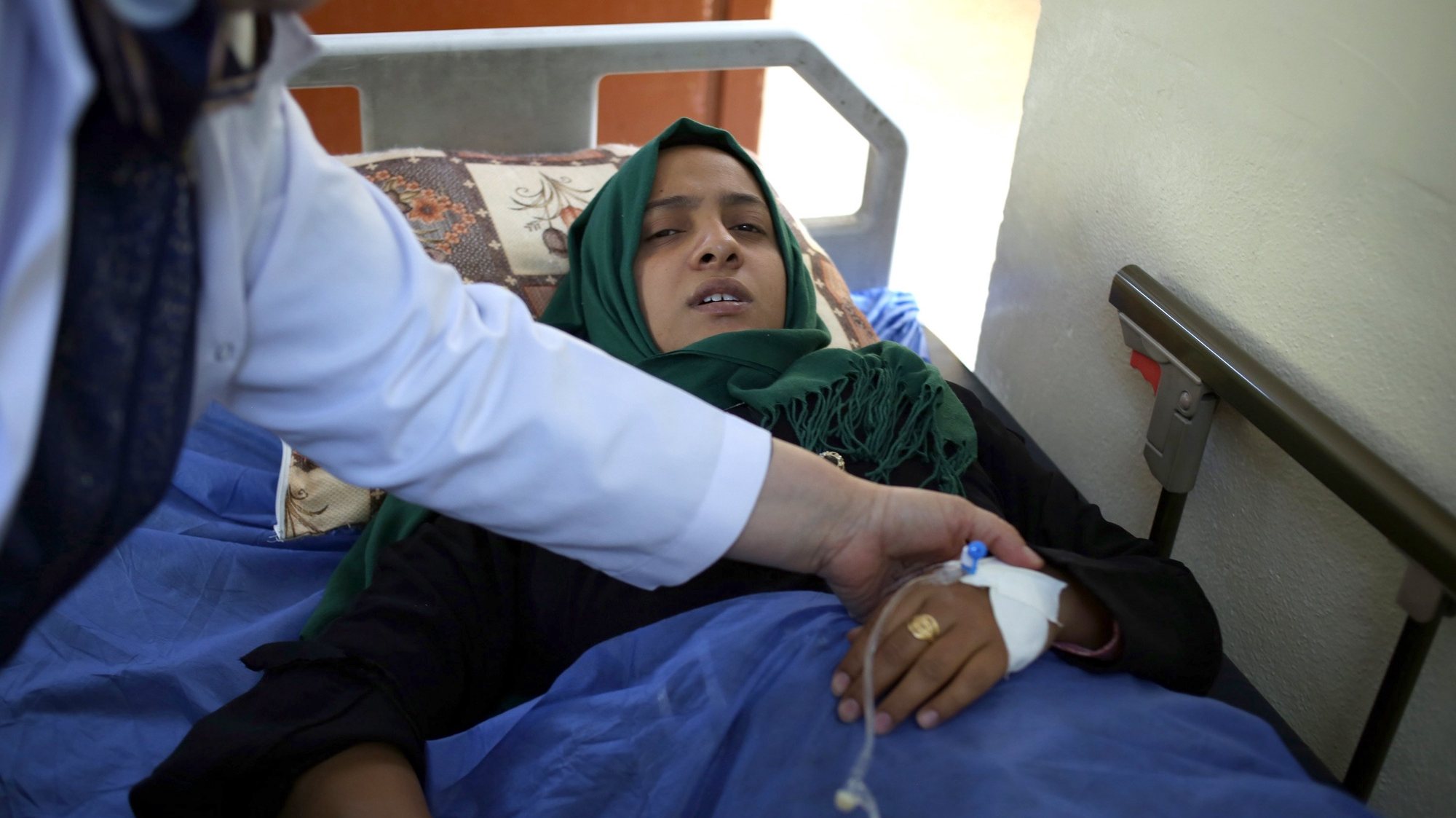 epa06026141 An Iraqi woman receives a medical treatment at a hospital in Erbil, northern Iraq, 13 June 2017. Media reports state that three displaced people died following an outbreak of food poisoning at a refugee camp near the northern Iraq city of Mosul and hundreds more are in a critical condition. The victims died following Ramadan fast with an iftar meal provided by a non-governmental organisation on 12 June. Another 800 to 900 people are being treated for symptons of food poisoning in Khazir camp for displaced people from Mosul.  EPA/GAILAN HAJI
