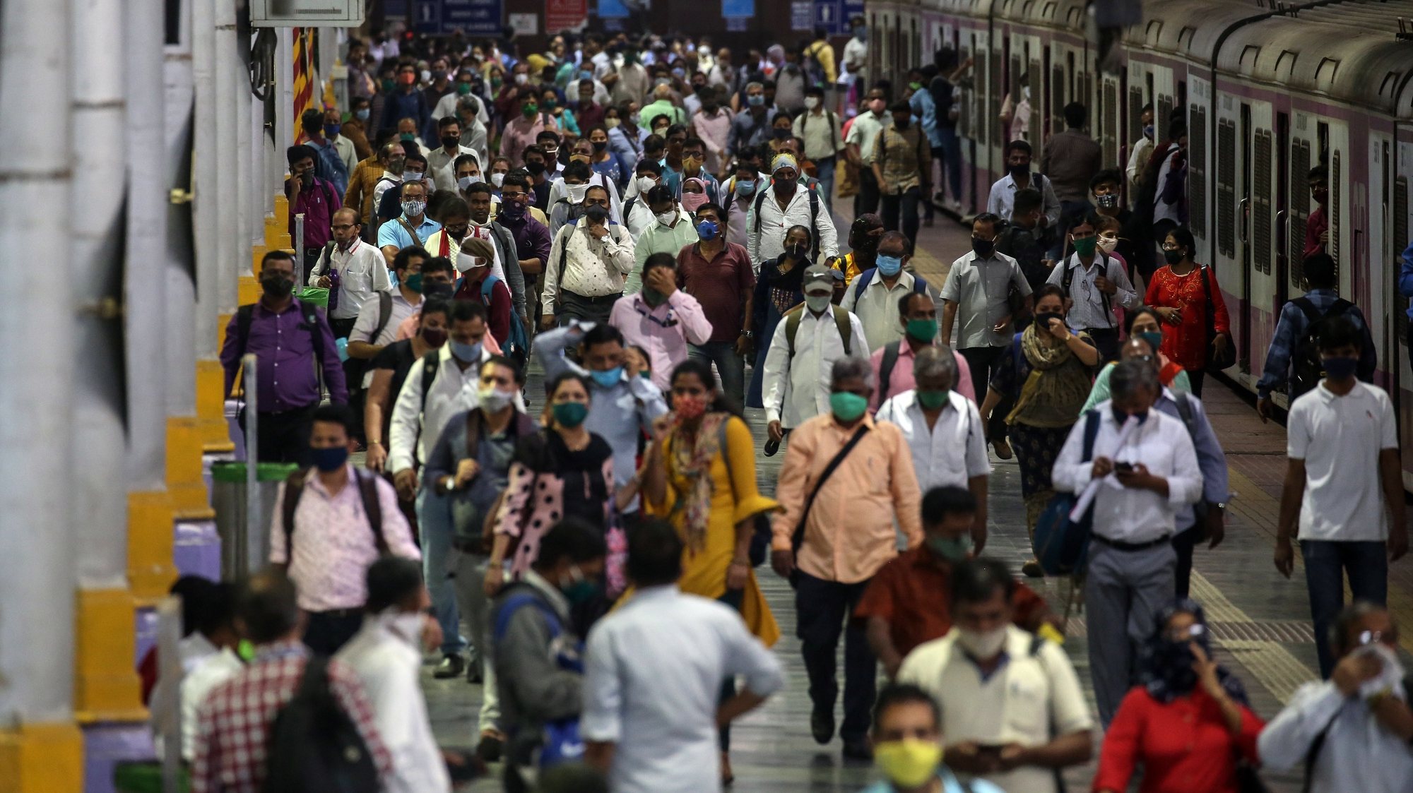 epa09108476 Indian people wearing face masks to avoid the spread of coronavirus COVID19 disease wait on the platform to board the local train at the Chhatrapati Shivaji Maharaj Terminus railway station, in Mumbai, India, 31 March 2021. Due to the massive Covid-19 spike, Maharashtra government put restrictions on public gatherings and imposed night curfew from 8pm to 7am, in which public places including parks, beaches, shopping malls, hotels, and pubs will remain shut.  EPA/DIVYAKANT SOLANKI